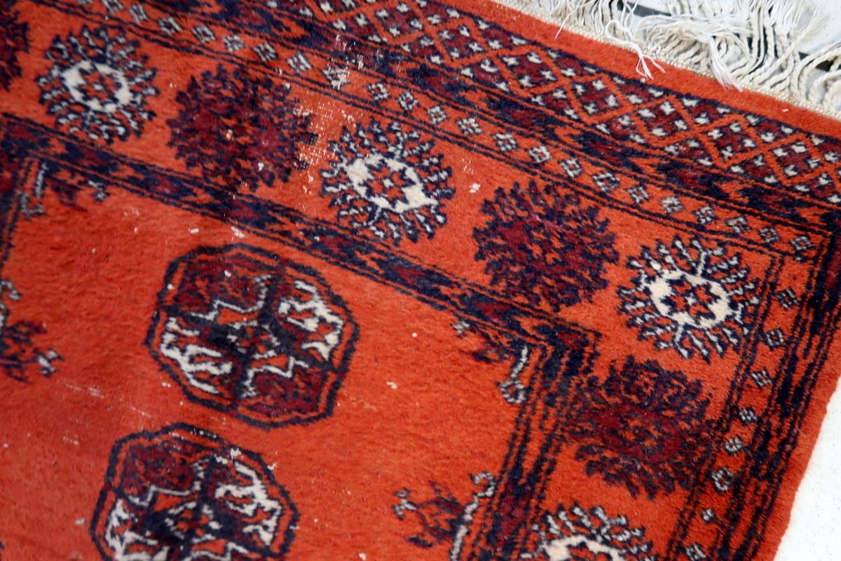 Handgefertigter uzbekischer Bukhara-Läufer im Vintage-Stil 2,6' x 9,5' 1950er Jahre - 1C1154 im Angebot 3