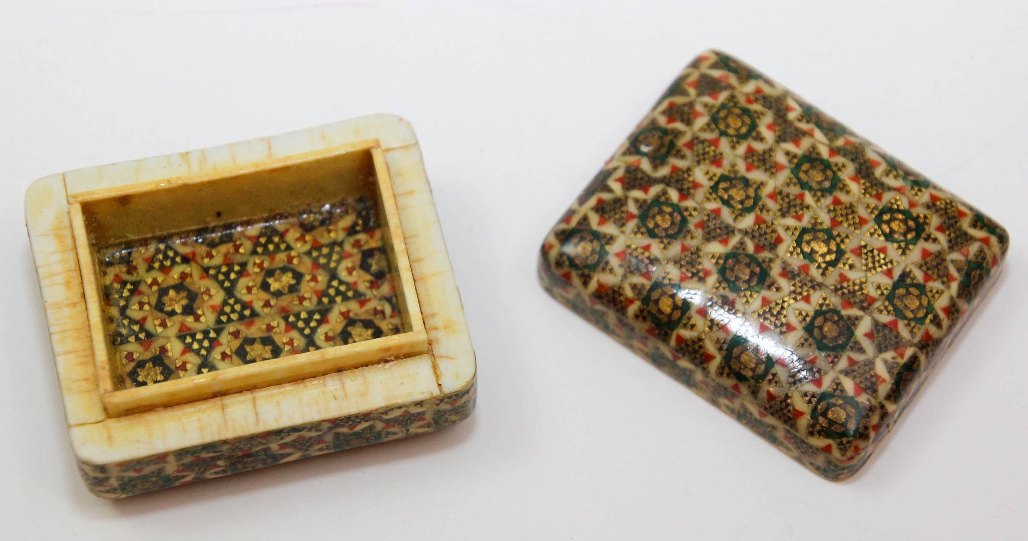 Handgefertigte hölzerne Khatam Indo-Persische Pillenbox.
Kleine Schmuckschatulle aus persischem Intarsienholz mit Sternenmuster.
Guter Zustand mit sehr geringen Gebrauchsspuren.
2 Zoll x 1,5 Zoll x 1 Zoll H.
CIRCA 1930er Jahre.




Über Indo-Persian