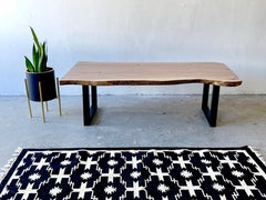 Handgefertigter Nussbaum Mid Century Style Live Edge Wurzelholz Slab Couchtisch Bank