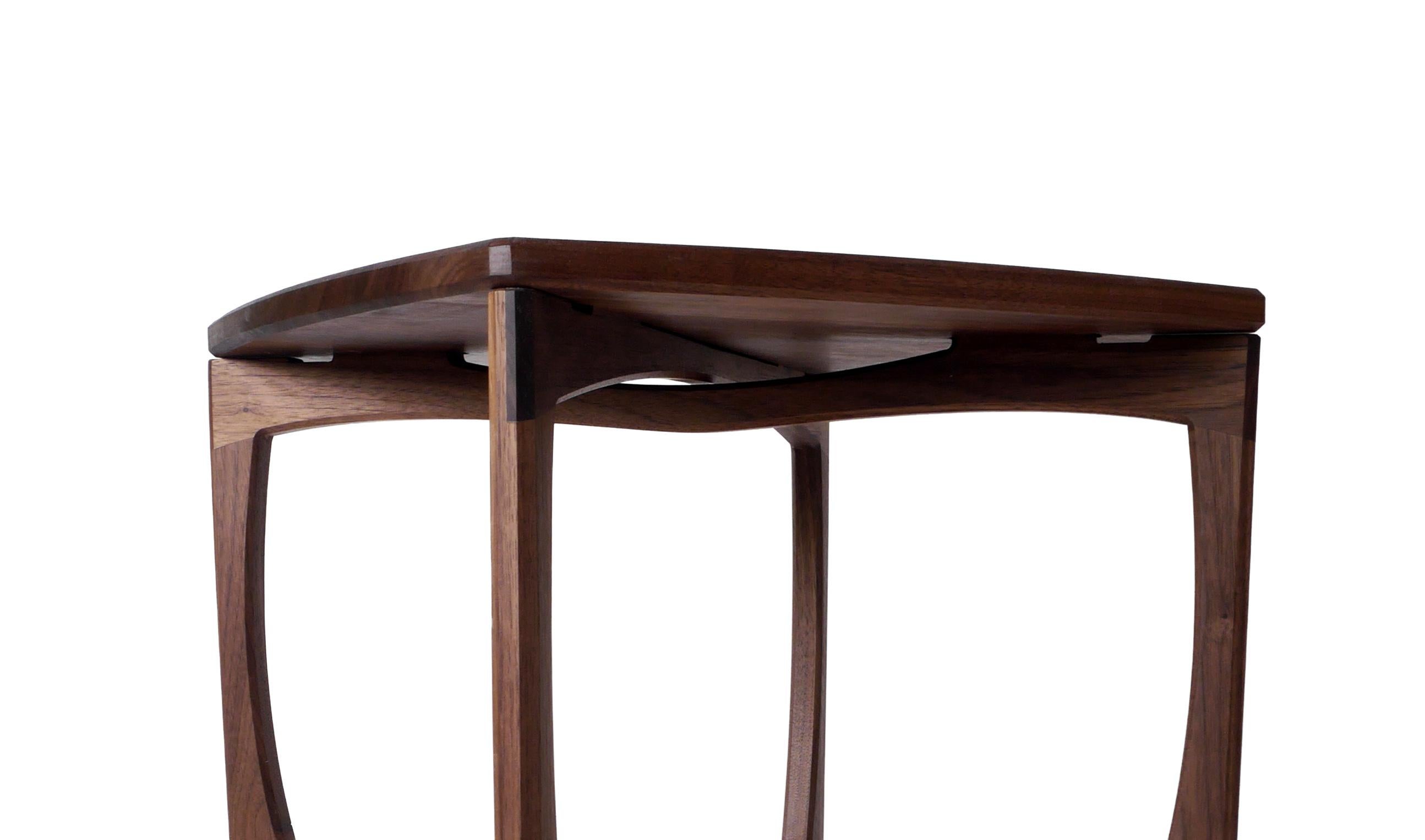 Table d'appoint Roke en noyer, table d'appoint/table de nuit moderne avec un tiroir par Arid Neuf - En vente à Albuquerque, NM