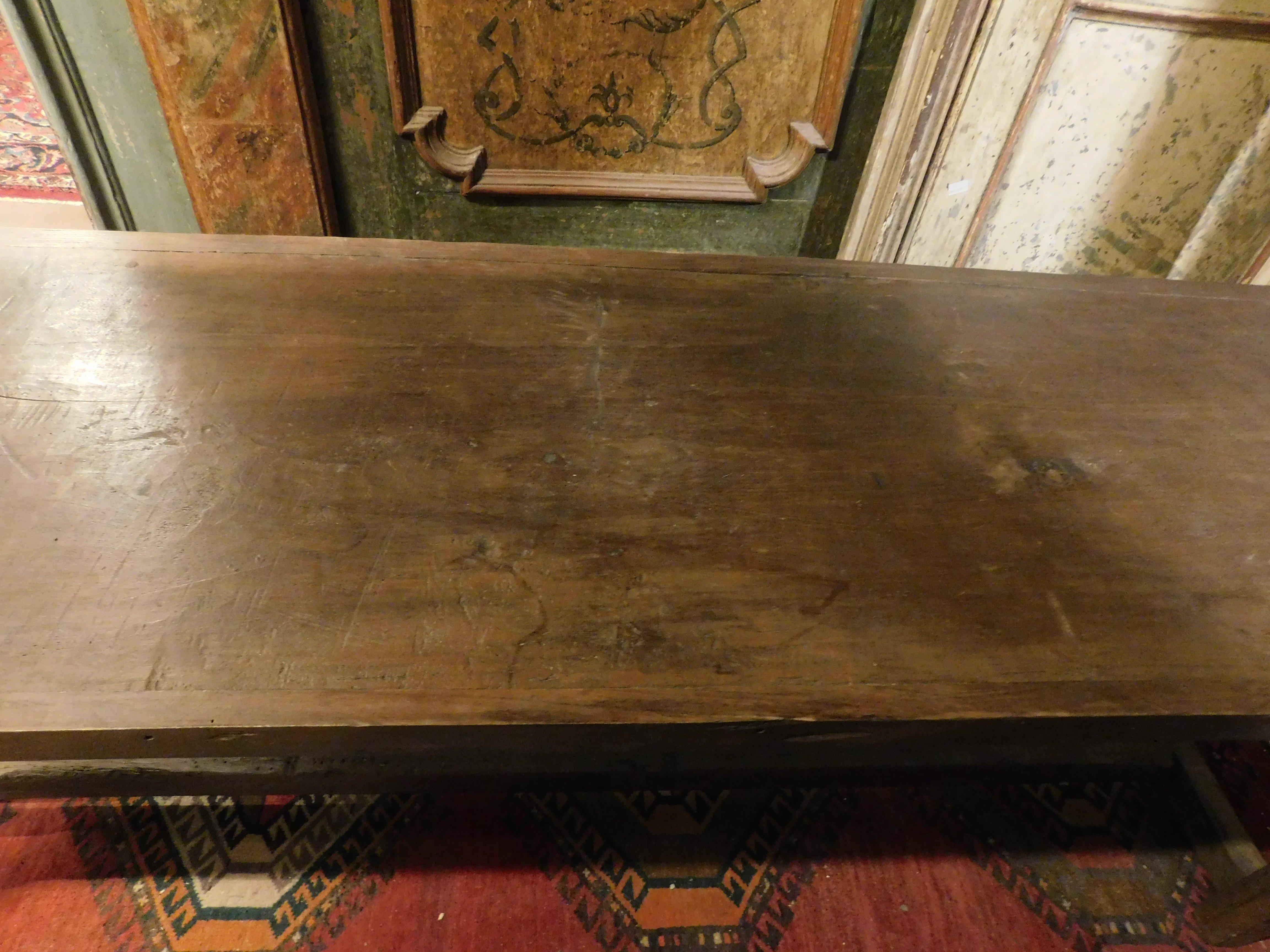 Handmade walnut table with straight leg, Italy For Sale 3