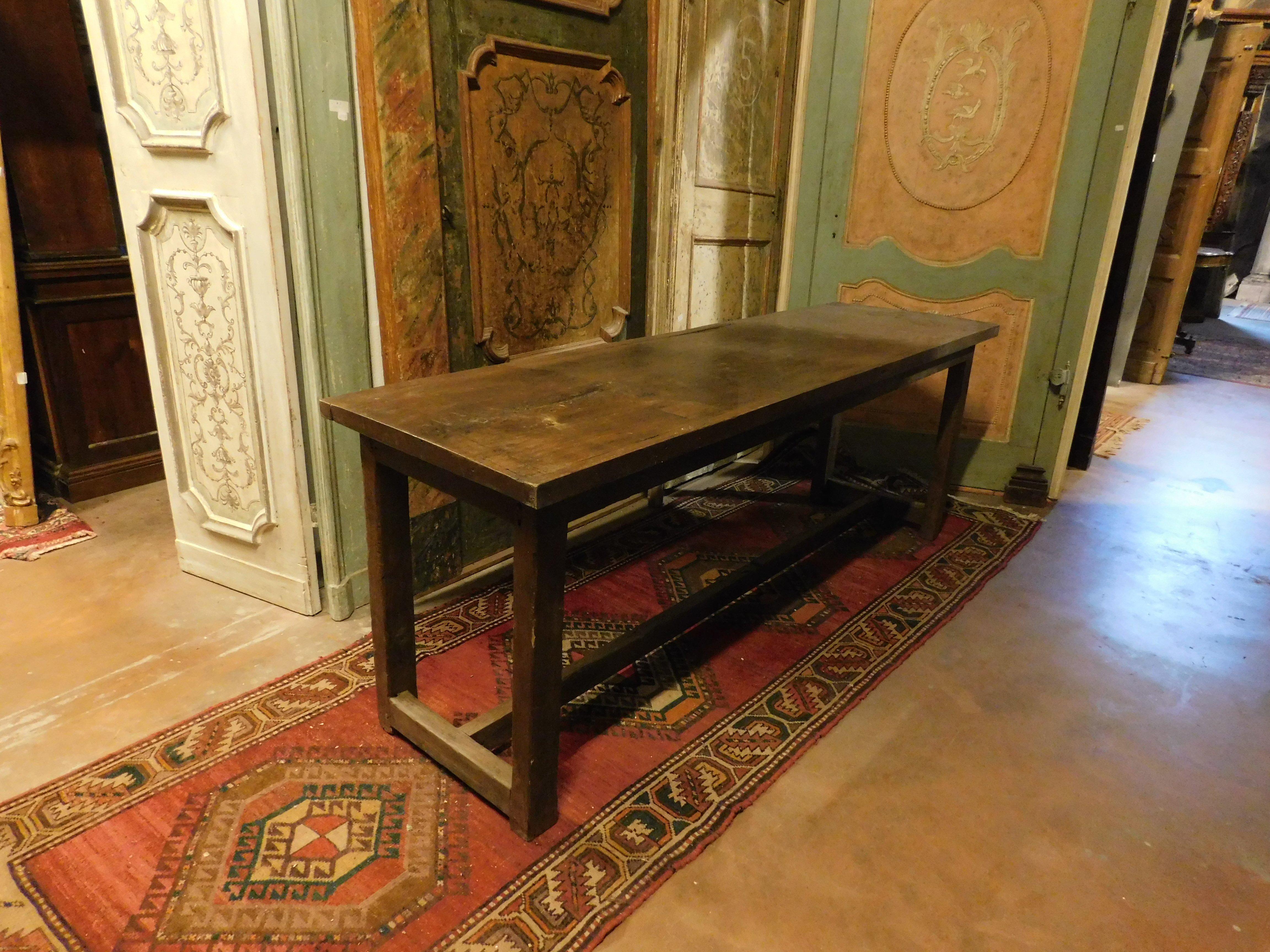 Handmade walnut table with straight leg, Italy In Good Condition For Sale In Cuneo, Italy (CN)