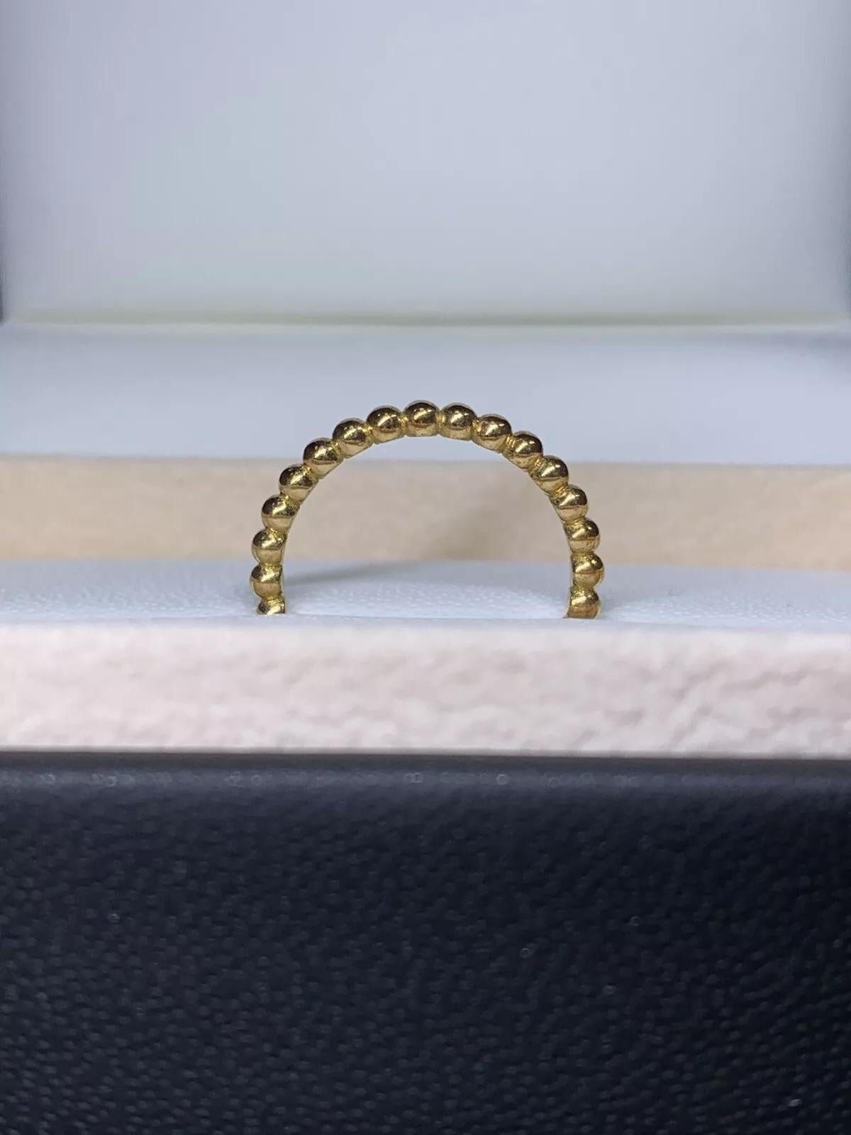 Questa bellissima fede nuziale fatta a mano è realizzata in oro rosa 18 carati e rappresenta un gioiello senza tempo che potrà essere conservato per generazioni. L'anello presenta una classica forma a serpente con un diamante rotondo al centro,