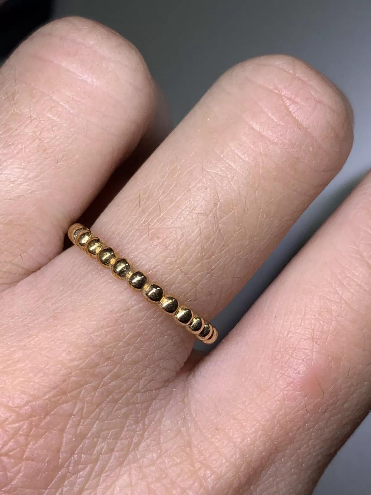 La fede nuziale fatta a mano è realizzata in oro rosa 18 ct. in vendita 1