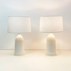 Paire de grandes lampes déco texturée tournées à la main par Olivia Barry / By Hand