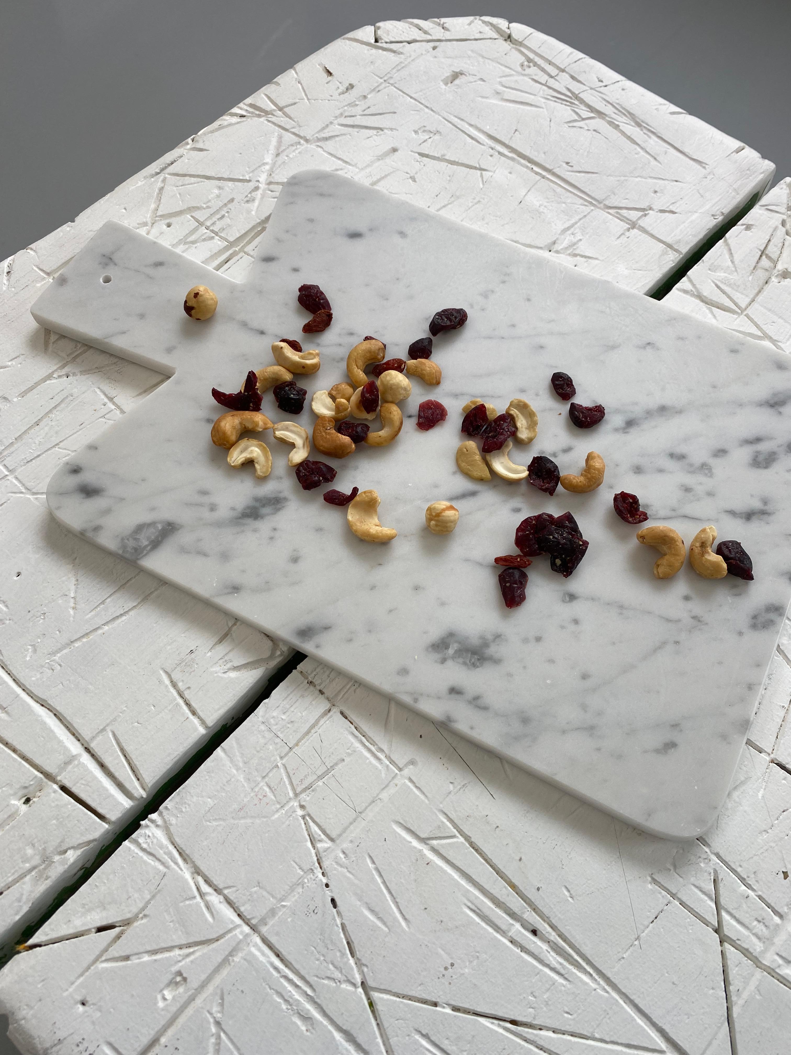 italien Planche à découper en marbre blanc de Carrare faite à la main en vente