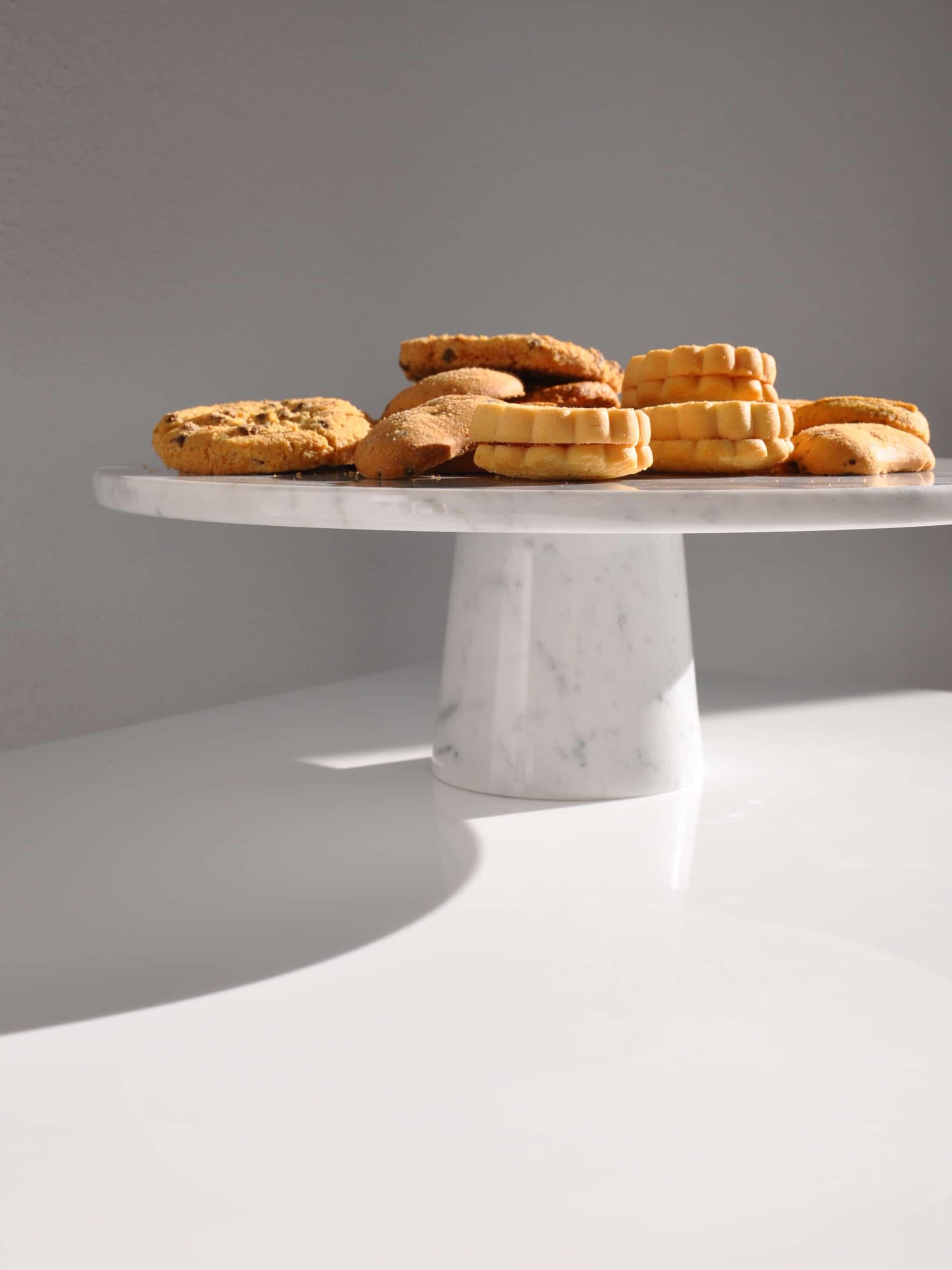 Contemporary Handmade White Carrara Marble Stand Cake For Sale