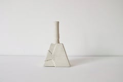 Vase en céramique blanche noire fait à la main avec texture évasée, minimaliste