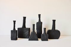 Vase en céramique blanche noire fait à la main avec texture évasée, minimaliste