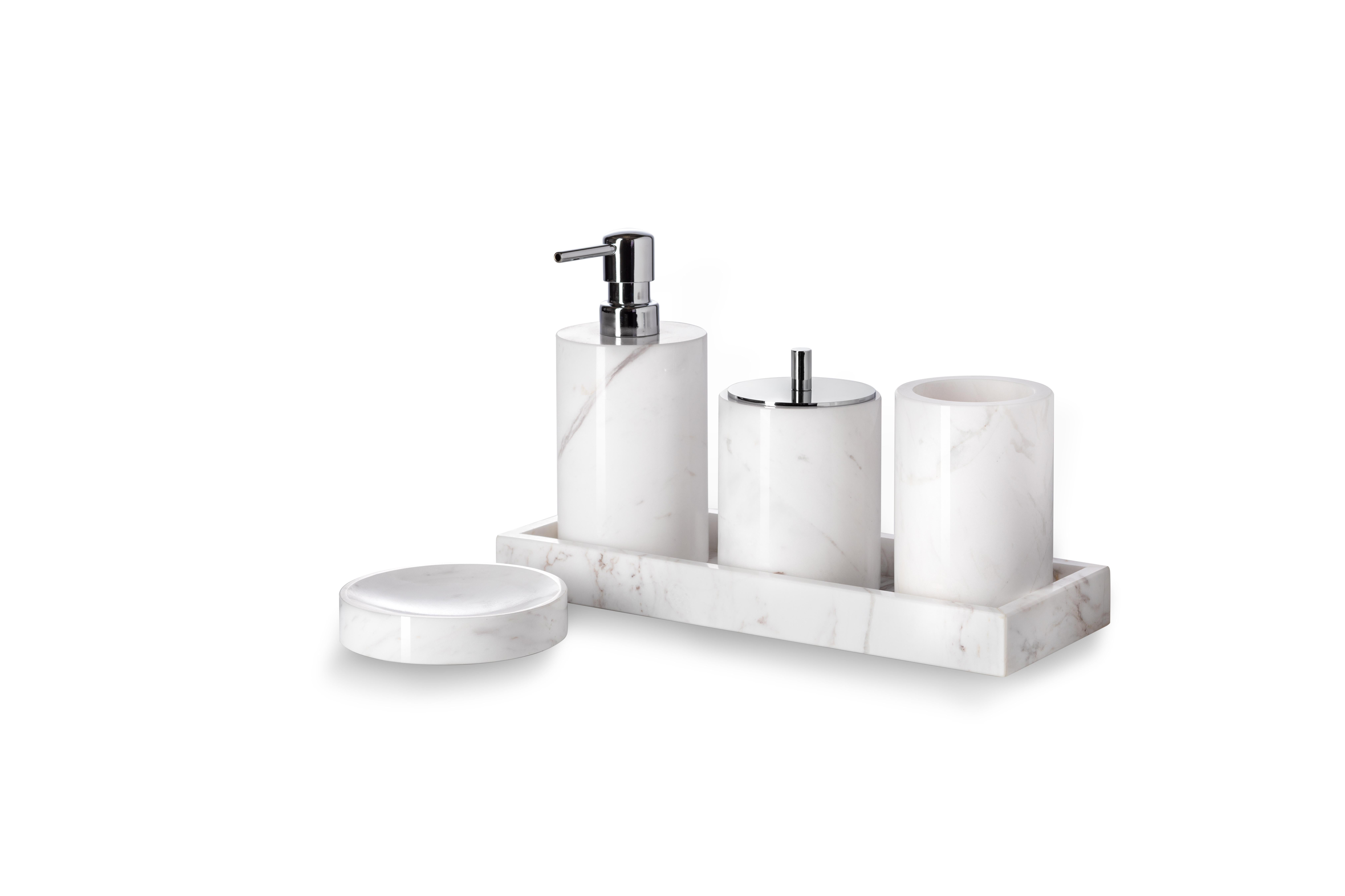 Dieses luxuriöse Badezimmerset aus elegantem weißem Marmor ist so konzipiert, dass es sowohl die Schönheit als auch die Funktionalität Ihres Badezimmers, Spas oder Hotels unterstreicht.

Das Set besteht aus einem rechteckigen Tablett, einem
