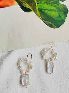 Pendientes de perlas blancas hechos a mano: aros circulares irregulares y colgantes rectangulares con aberturas