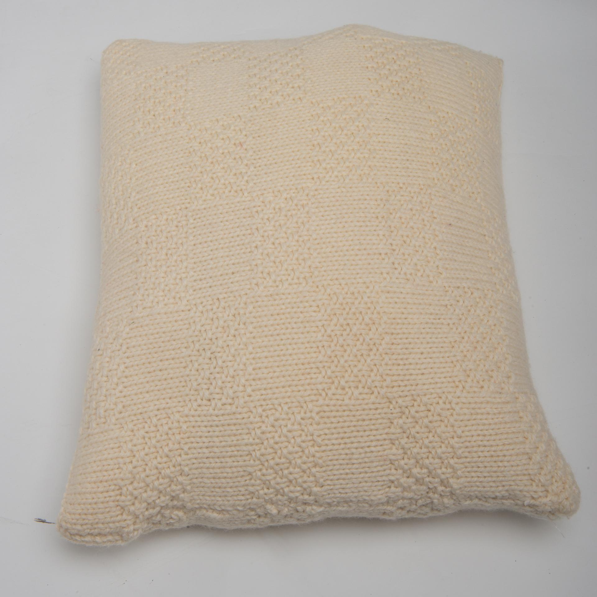 Handmade Simple White Wool Pillow In Excellent Condition For Sale In Alessandria, Piemonte
