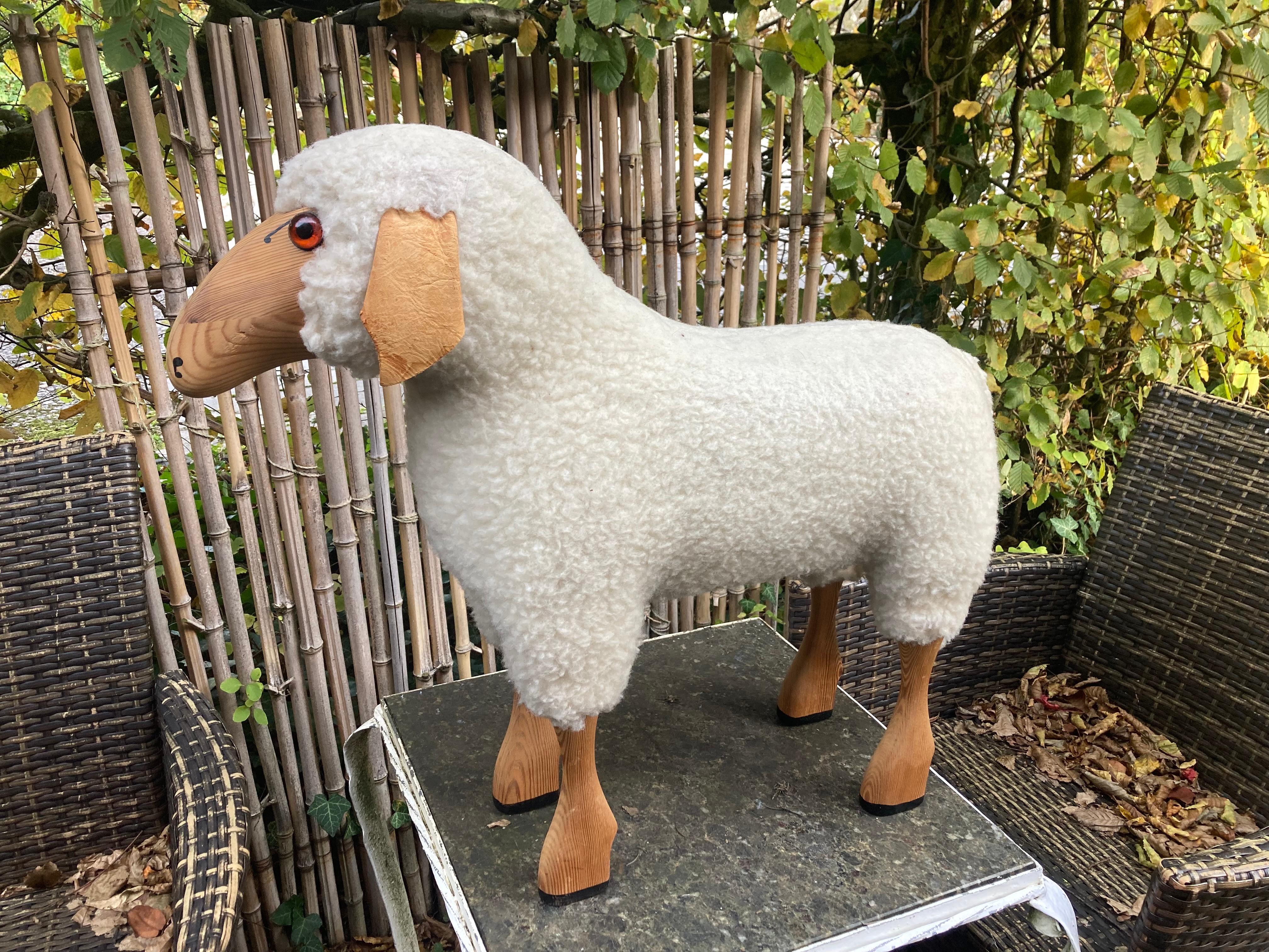 Handgefertigt  weiße Wolle  Schafe von Hans -Peter Krafft. 1970er Jahre. Hergestellt in Deutschland. (Holz) im Angebot