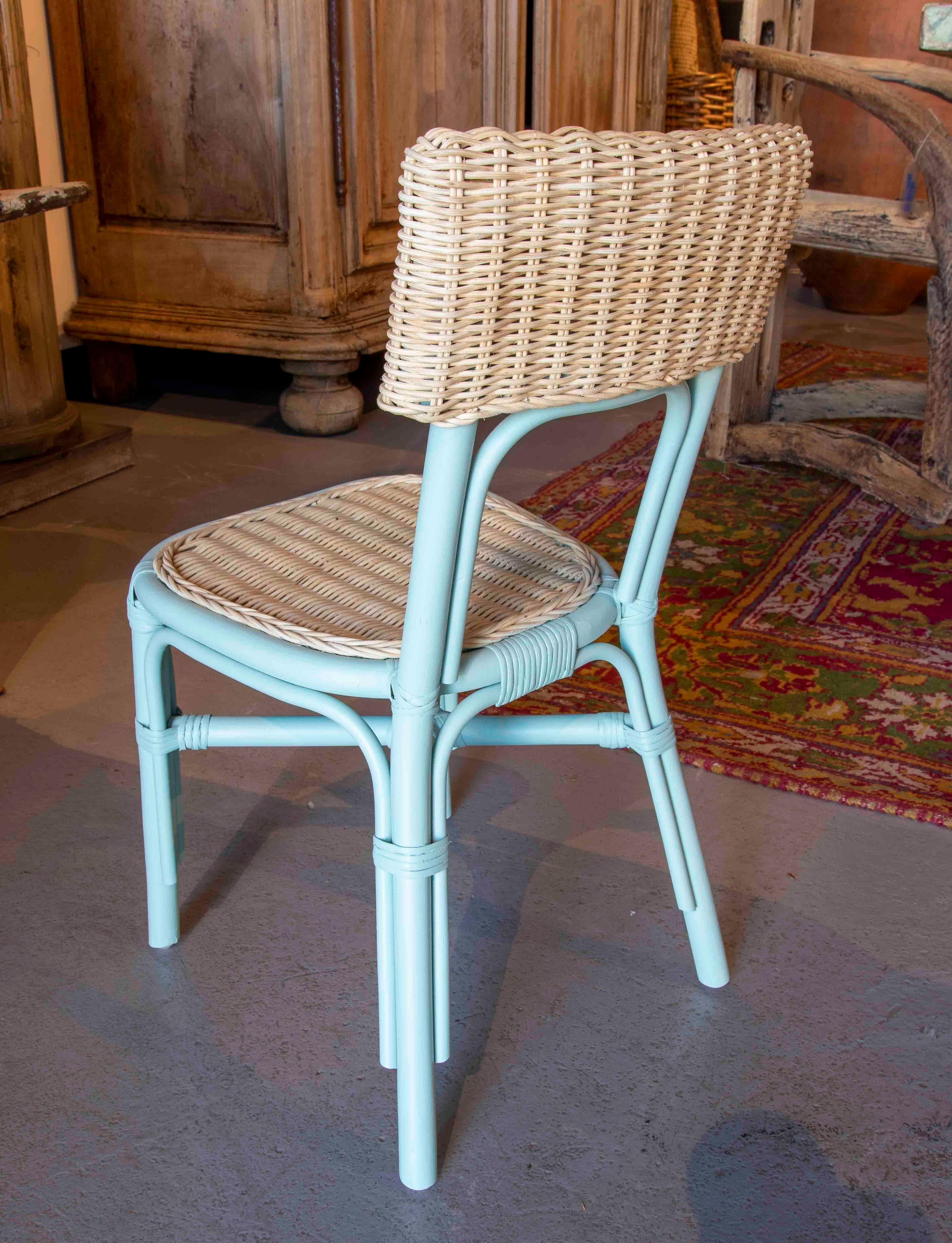 Chaise d'enfant en osier et rotin, faite à la main, de couleur naturelle et peinte en bleu Bon état - En vente à Marbella, ES