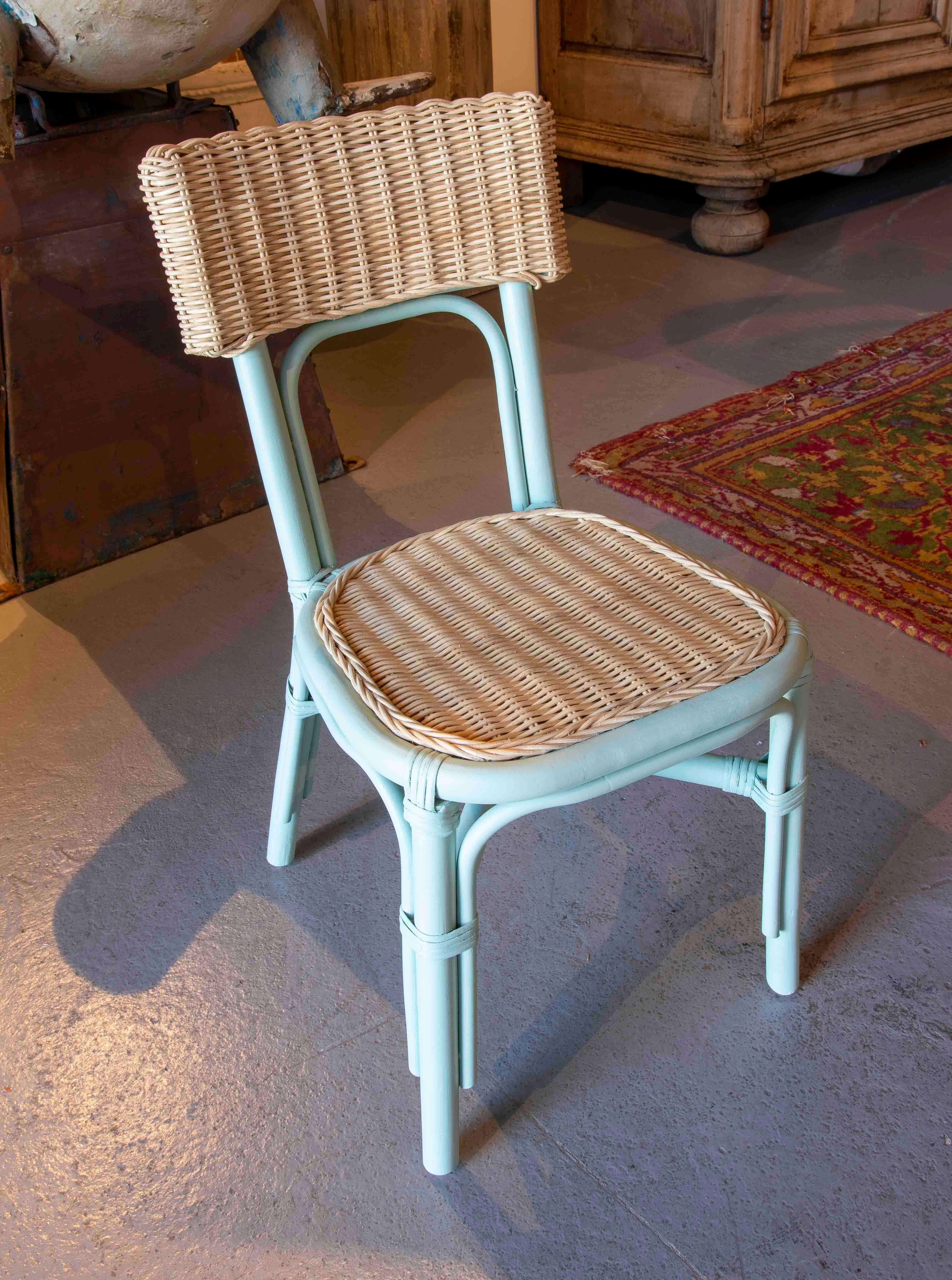 Rotin Chaise d'enfant en osier et rotin, faite à la main, de couleur naturelle et peinte en bleu en vente