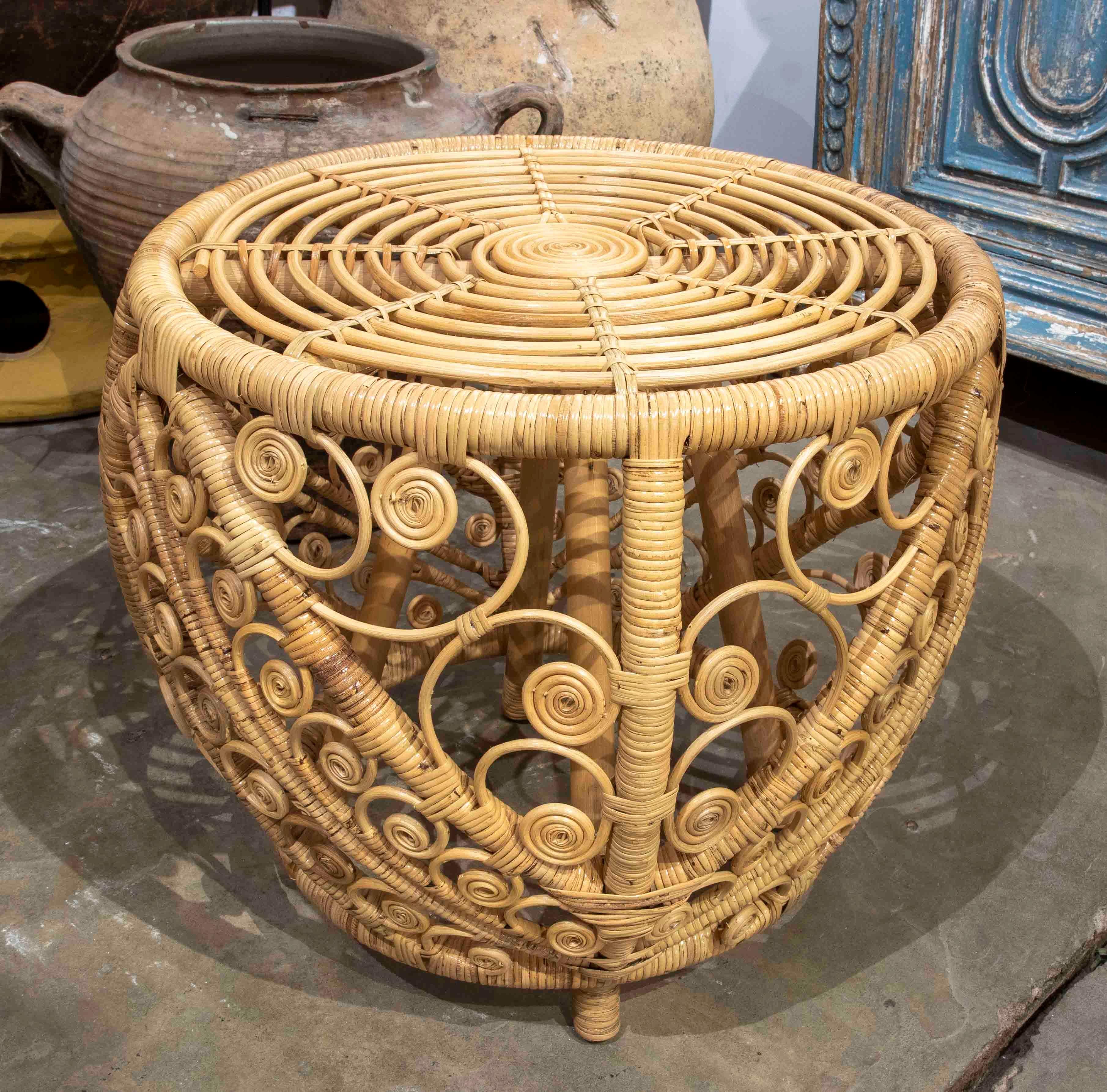 European Handmade Wicker and Rattan Stool in Round Shape For Sale