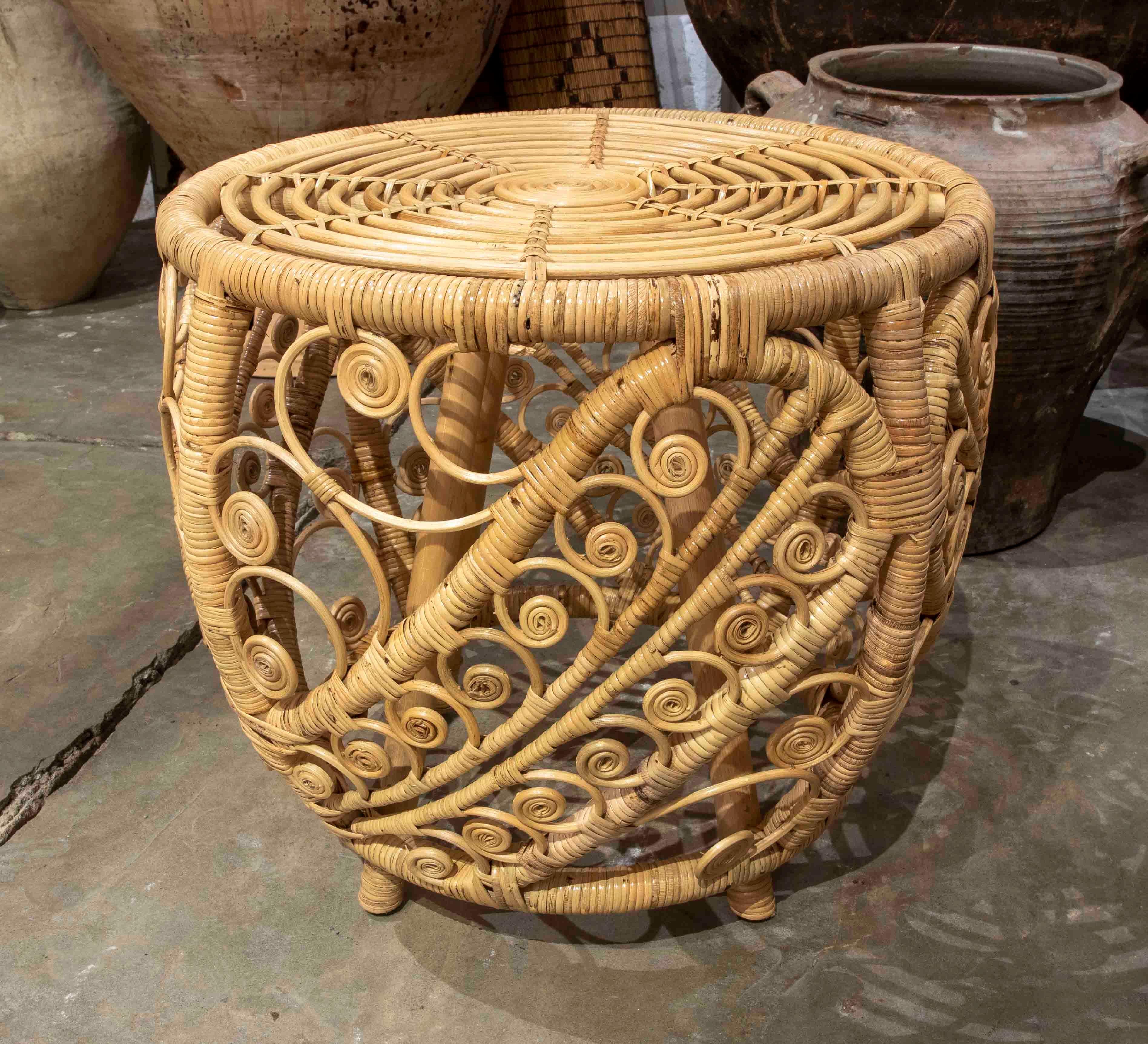 Handmade Wicker and Rattan Stool in Round Shape In Good Condition For Sale In Marbella, ES
