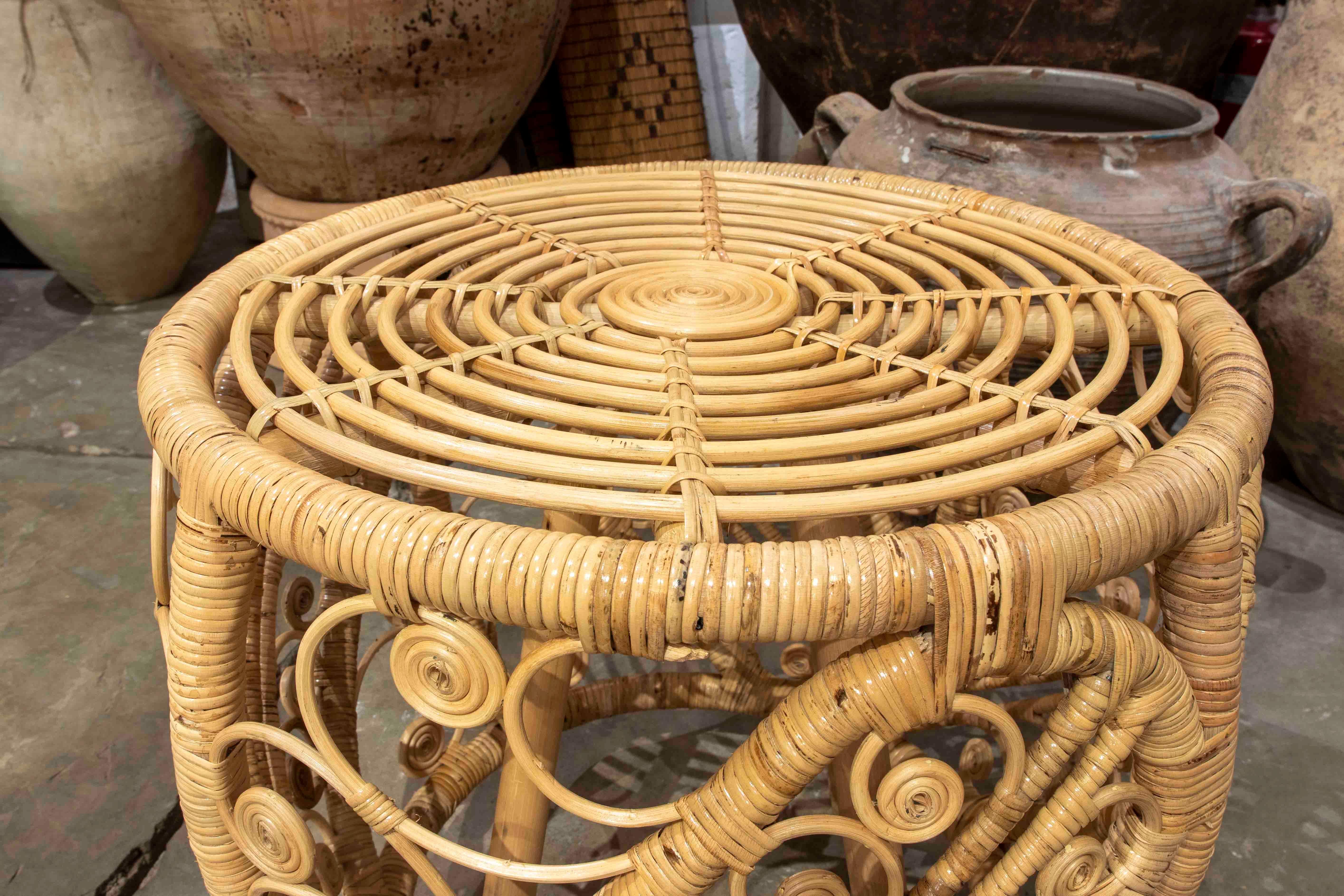 Vimini Sgabello in vimini e rattan fatto a mano di forma rotonda in vendita