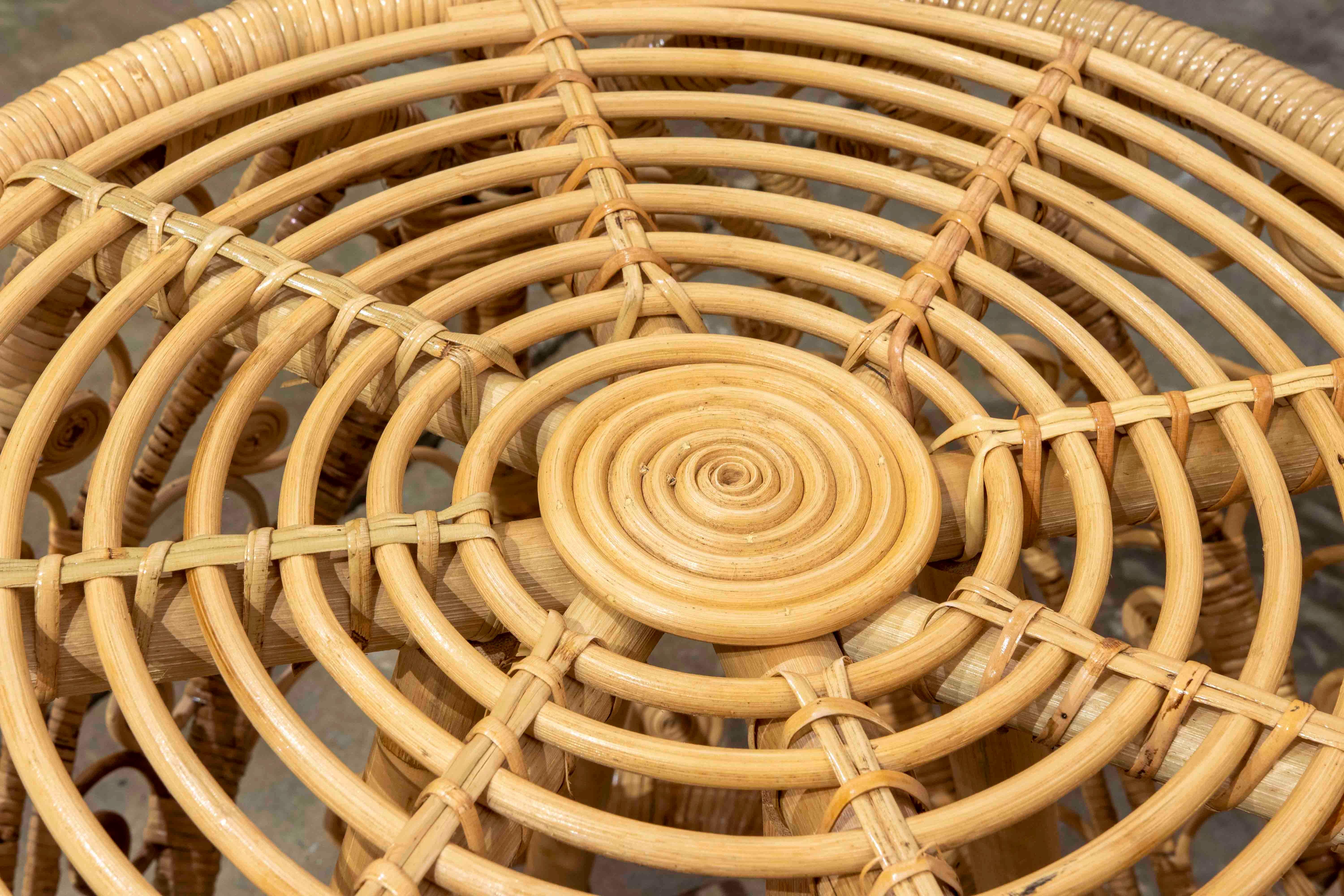 Sgabello in vimini e rattan fatto a mano di forma rotonda in vendita 1