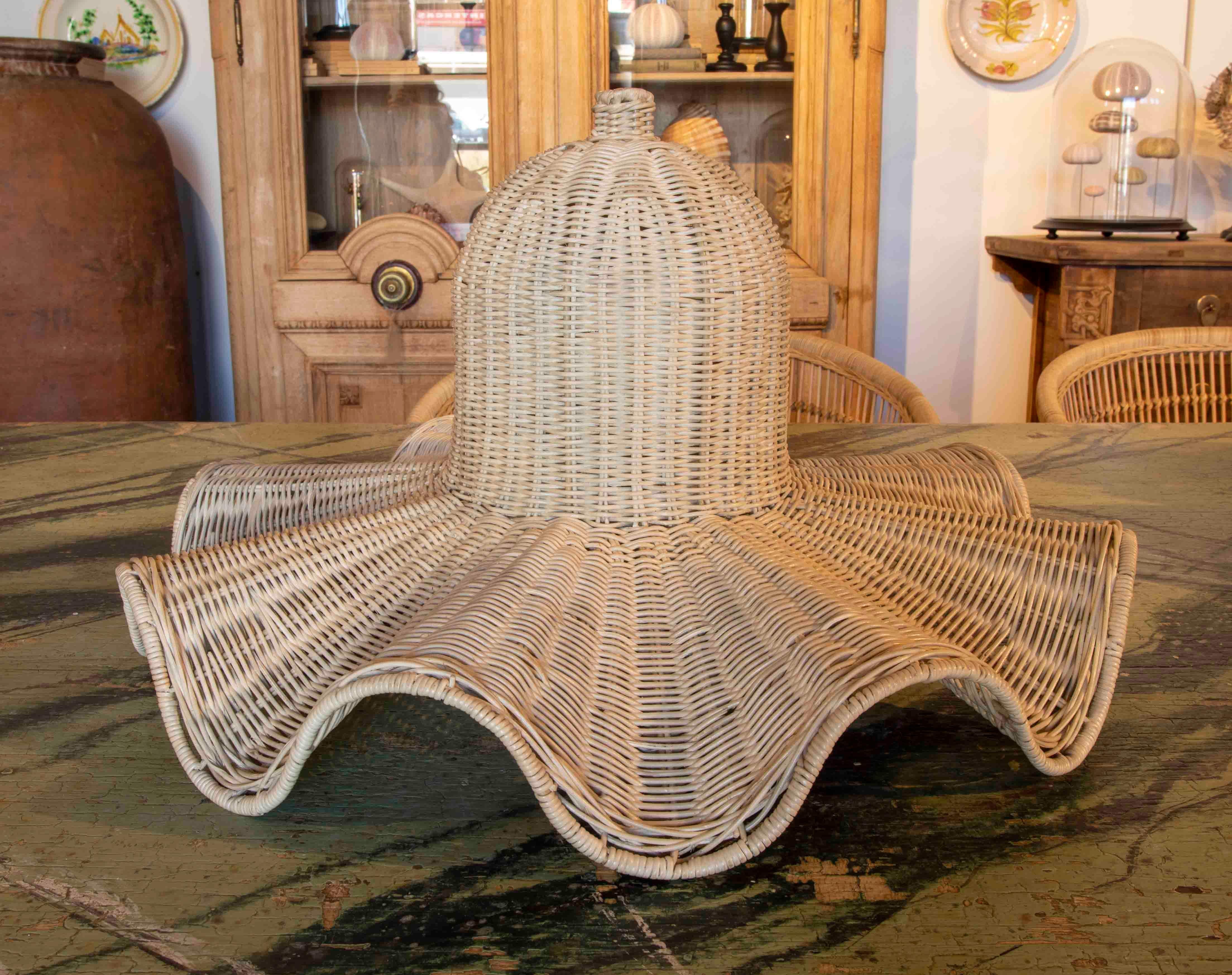 Lámpara de  techo de mimbre con formas onduladas, hecha a mano