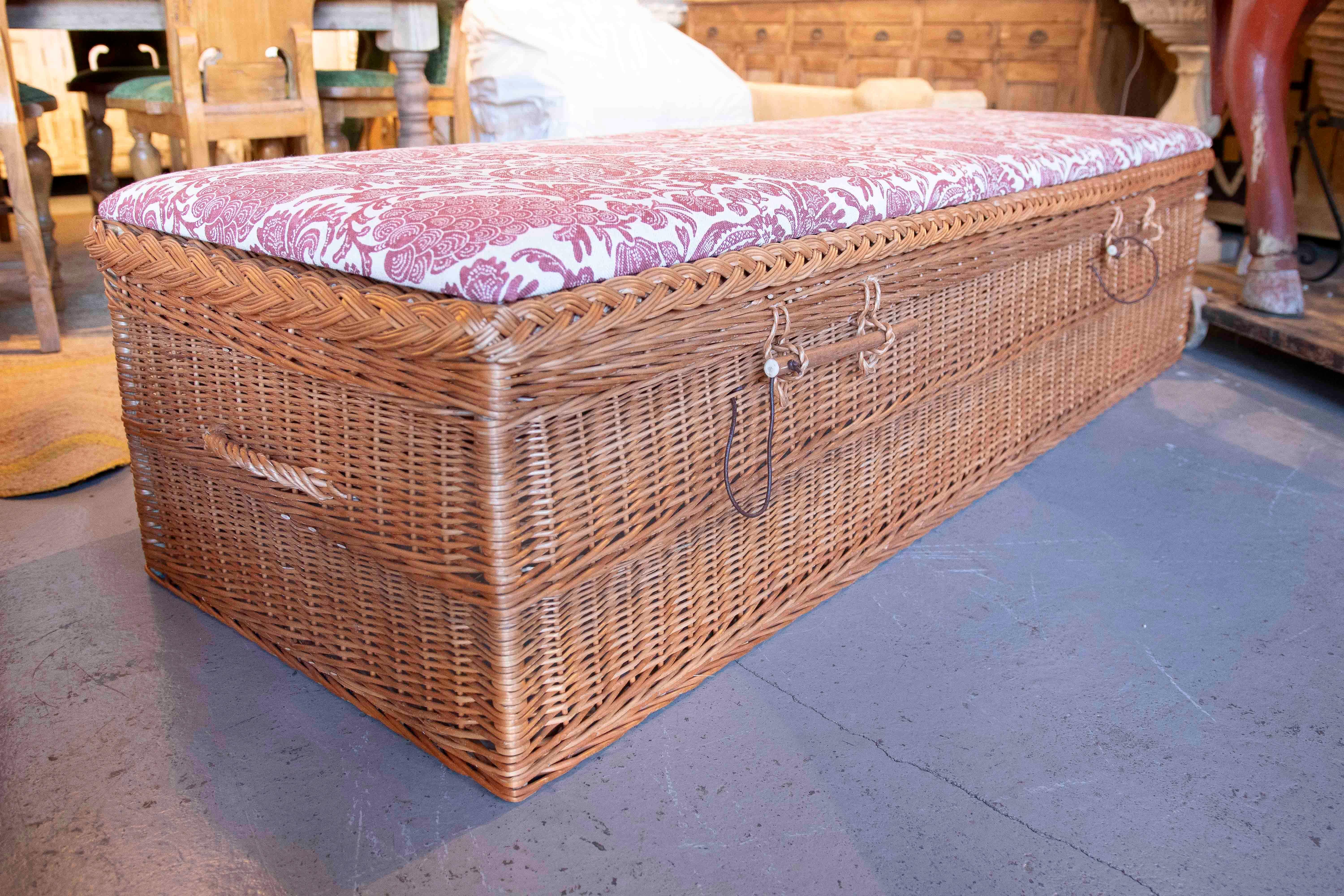 Table basse en osier faite à la main avec tapisserie florale dans les tons rougeâtre en vente 4