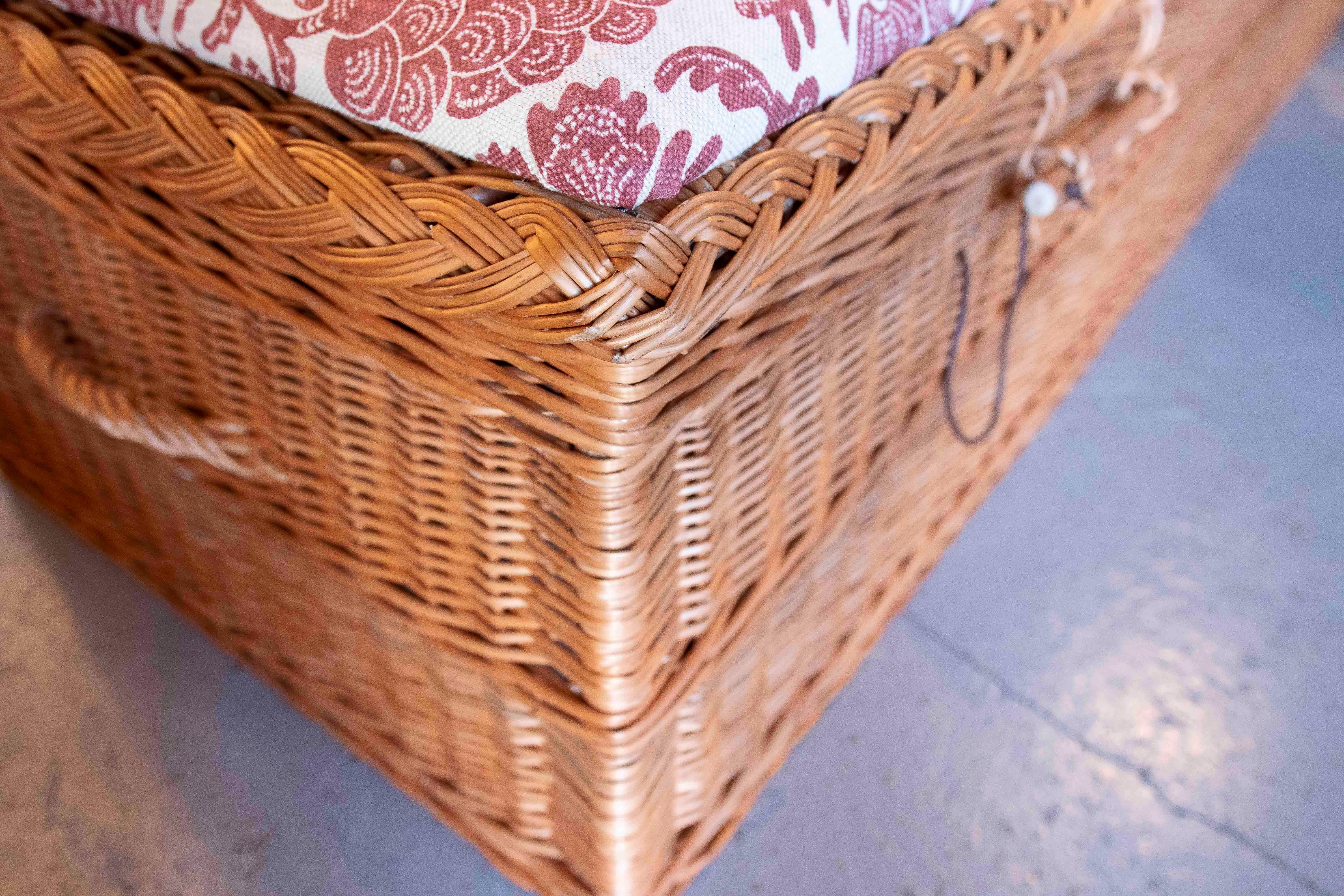 Table basse en osier faite à la main avec tapisserie florale dans les tons rougeâtre en vente 5