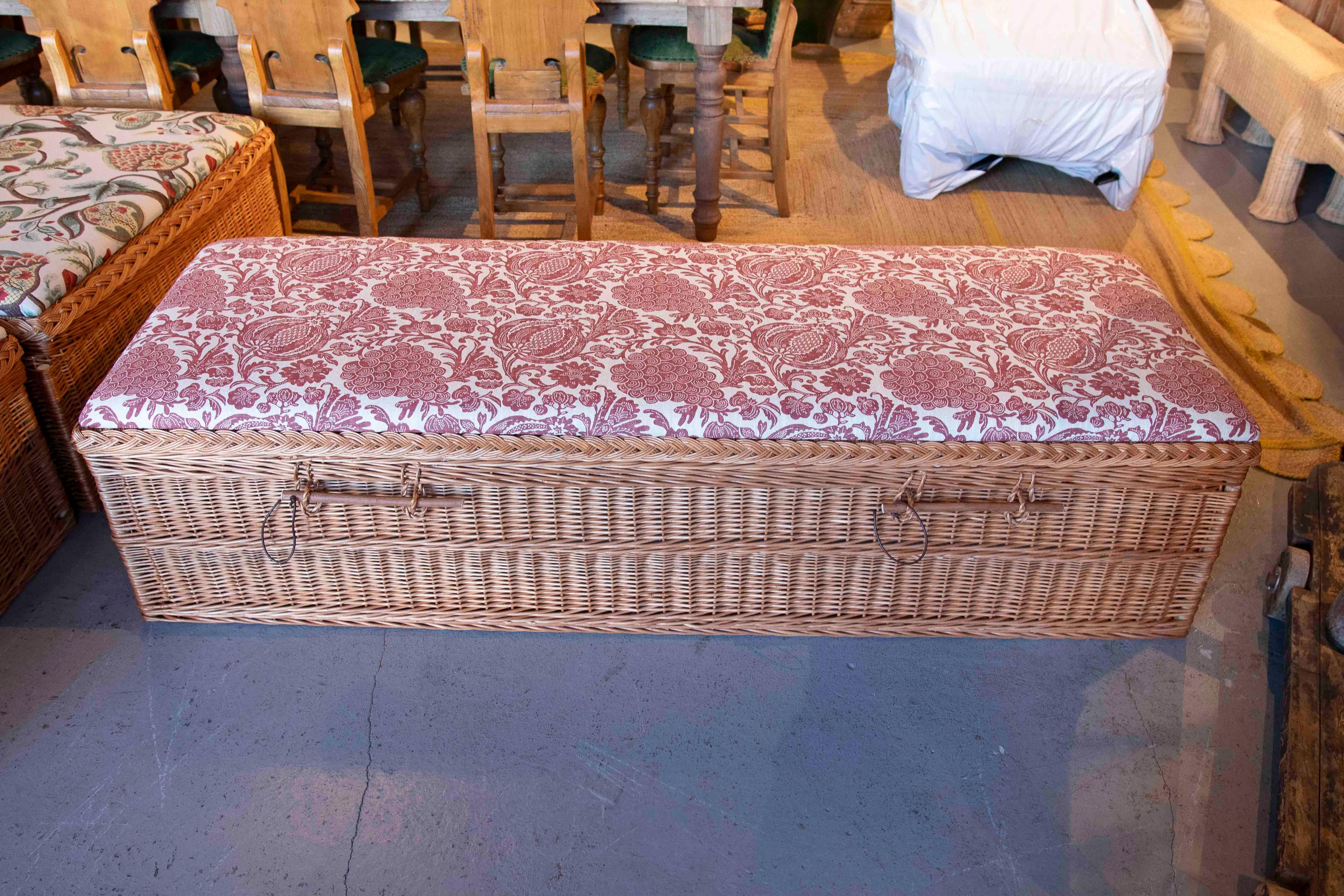 Table basse en osier faite à la main avec tapisserie florale dans les tons rougeâtre en vente 7