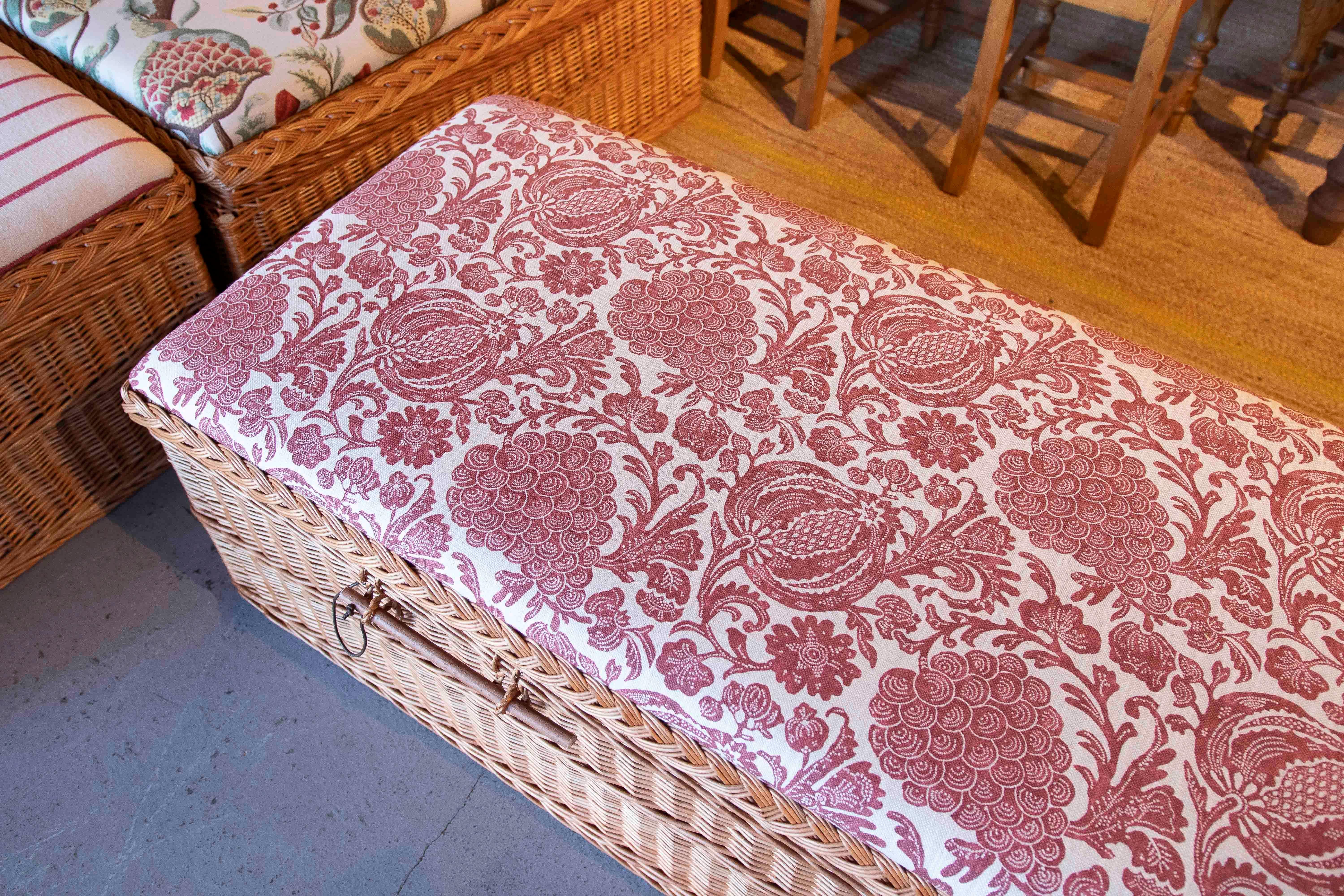 Table basse en osier faite à la main avec tapisserie florale dans les tons rougeâtre en vente 8
