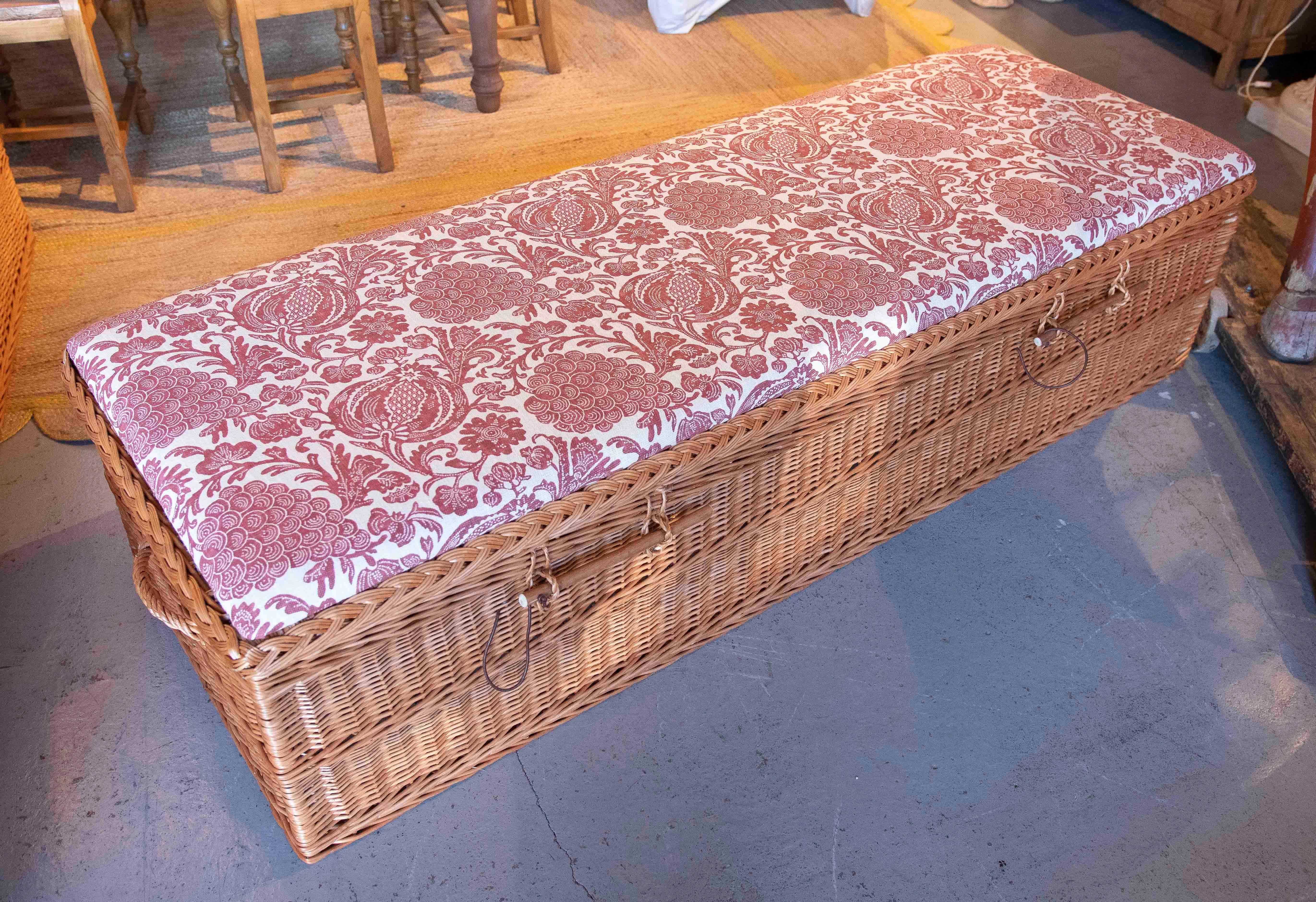 Espagnol Table basse en osier faite à la main avec tapisserie florale dans les tons rougeâtre en vente