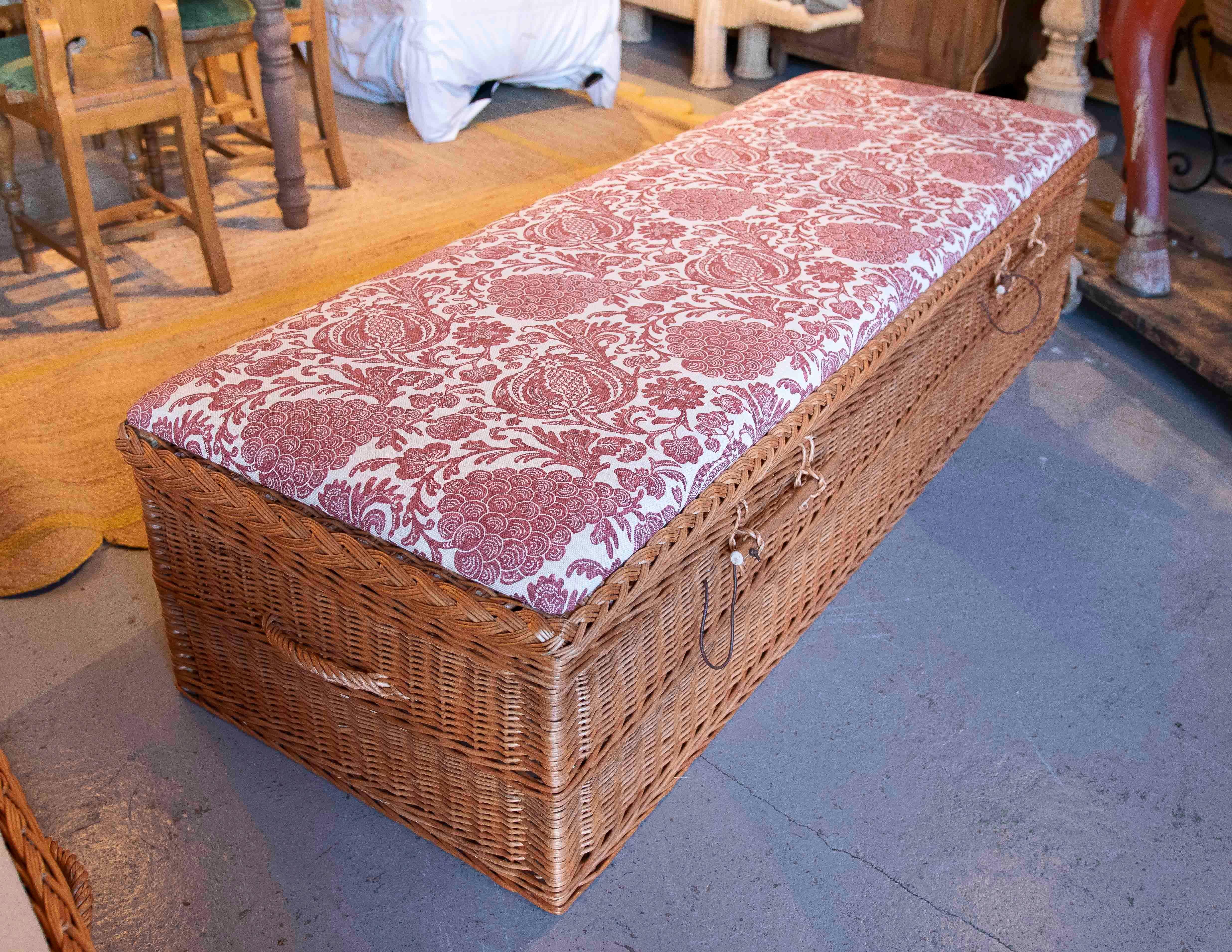 Table basse en osier faite à la main avec tapisserie florale dans les tons rougeâtre Bon état - En vente à Marbella, ES