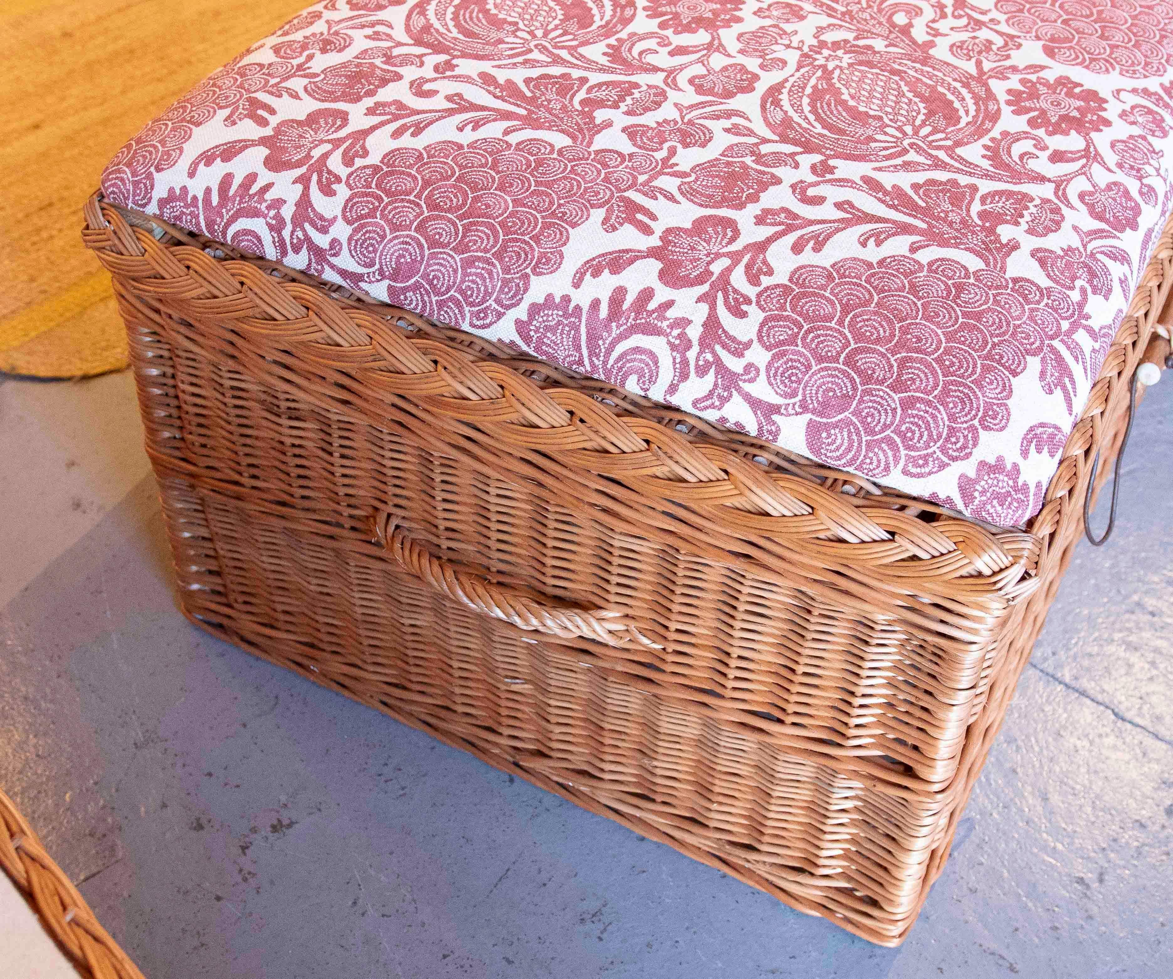 XXIe siècle et contemporain Table basse en osier faite à la main avec tapisserie florale dans les tons rougeâtre en vente