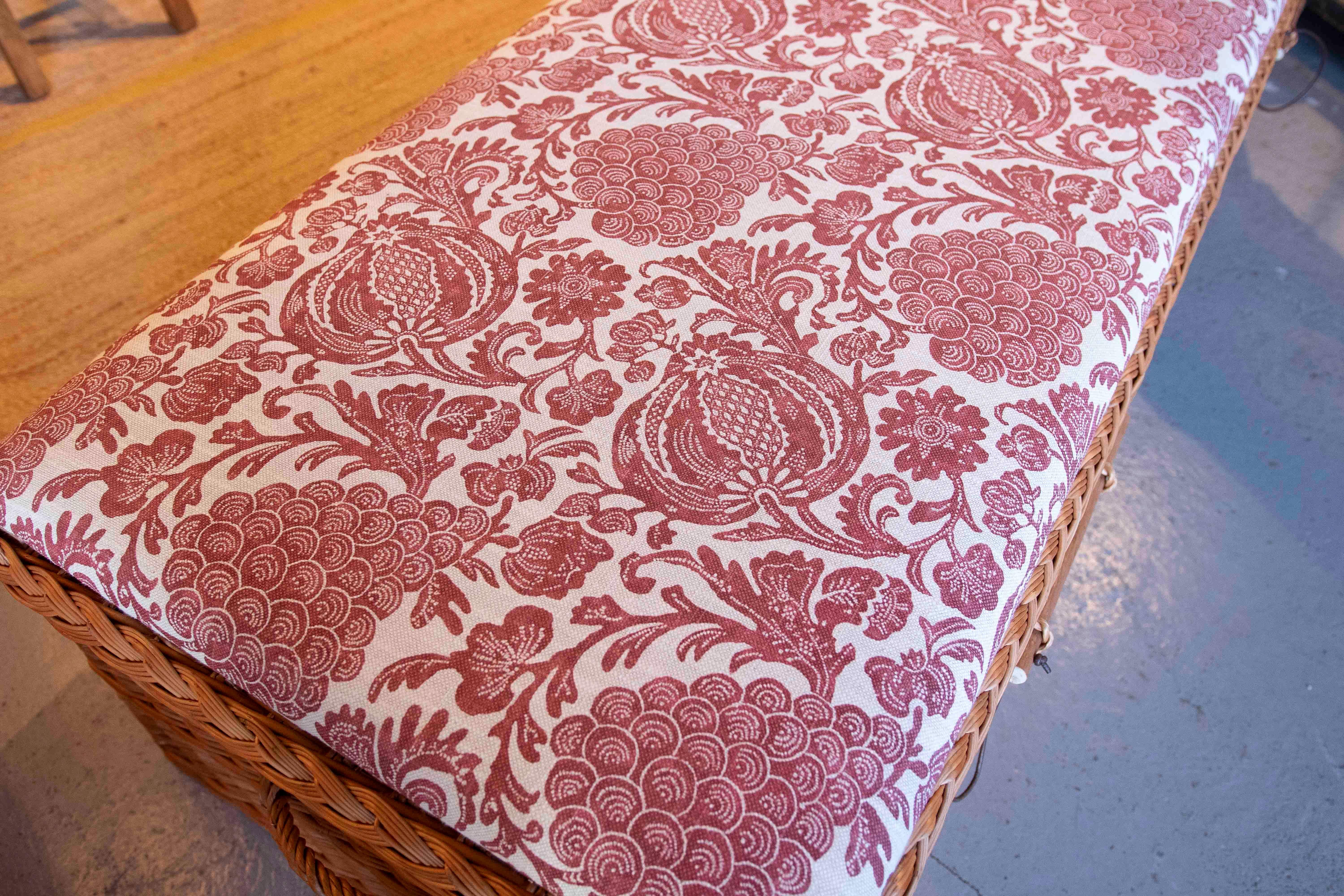 Tissu Table basse en osier faite à la main avec tapisserie florale dans les tons rougeâtre en vente