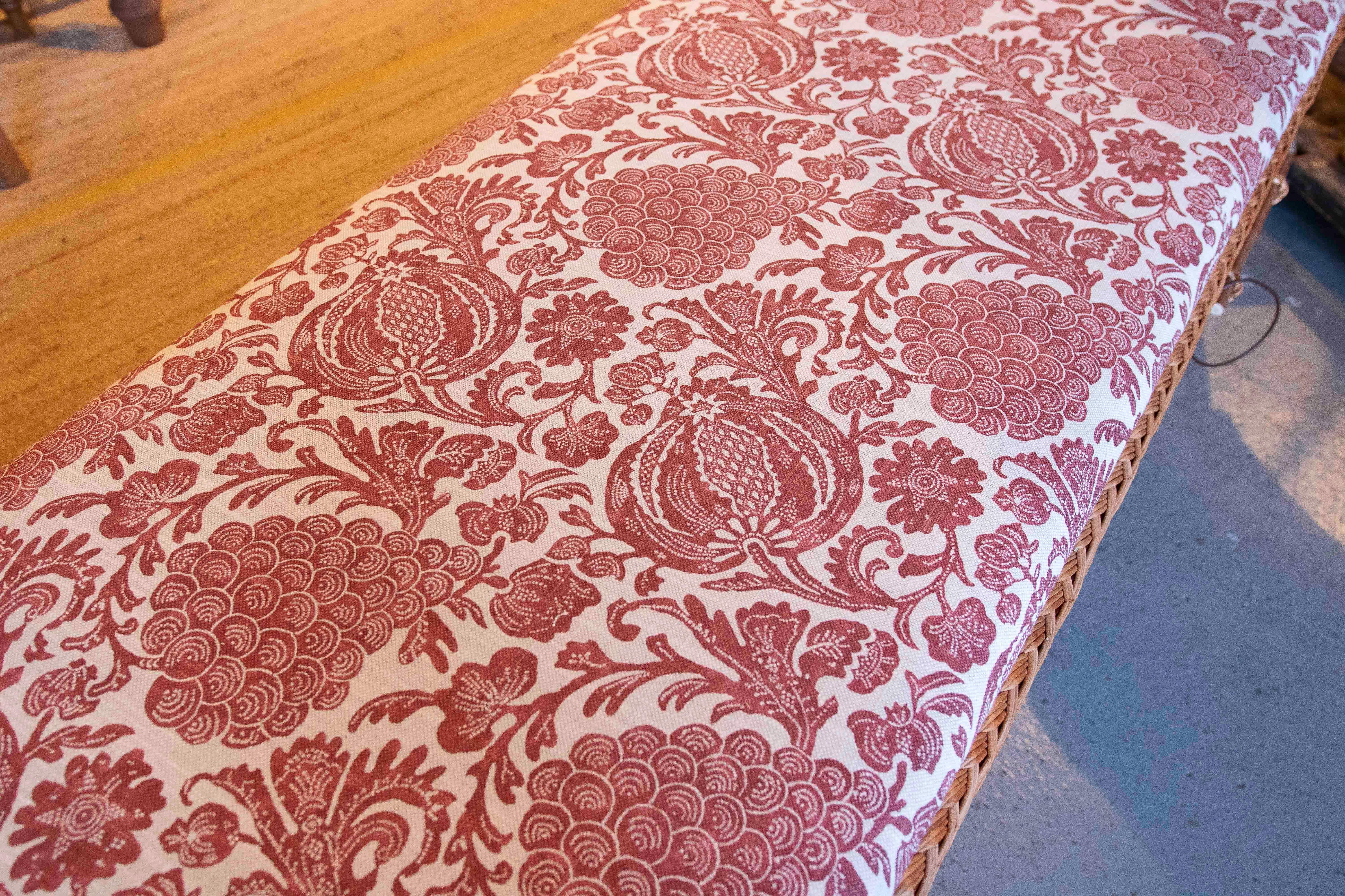 Table basse en osier faite à la main avec tapisserie florale dans les tons rougeâtre en vente 1