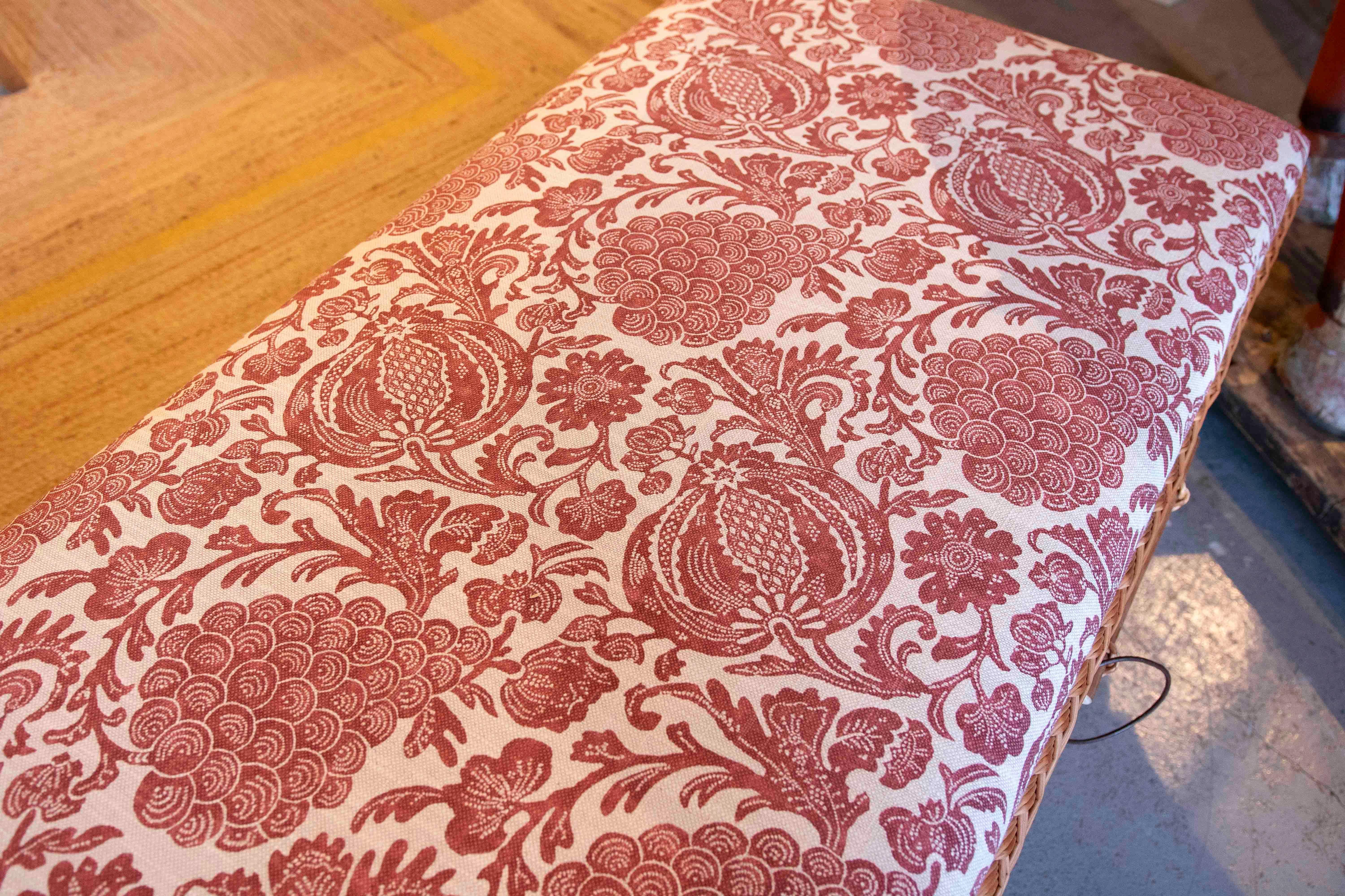 Table basse en osier faite à la main avec tapisserie florale dans les tons rougeâtre en vente 2