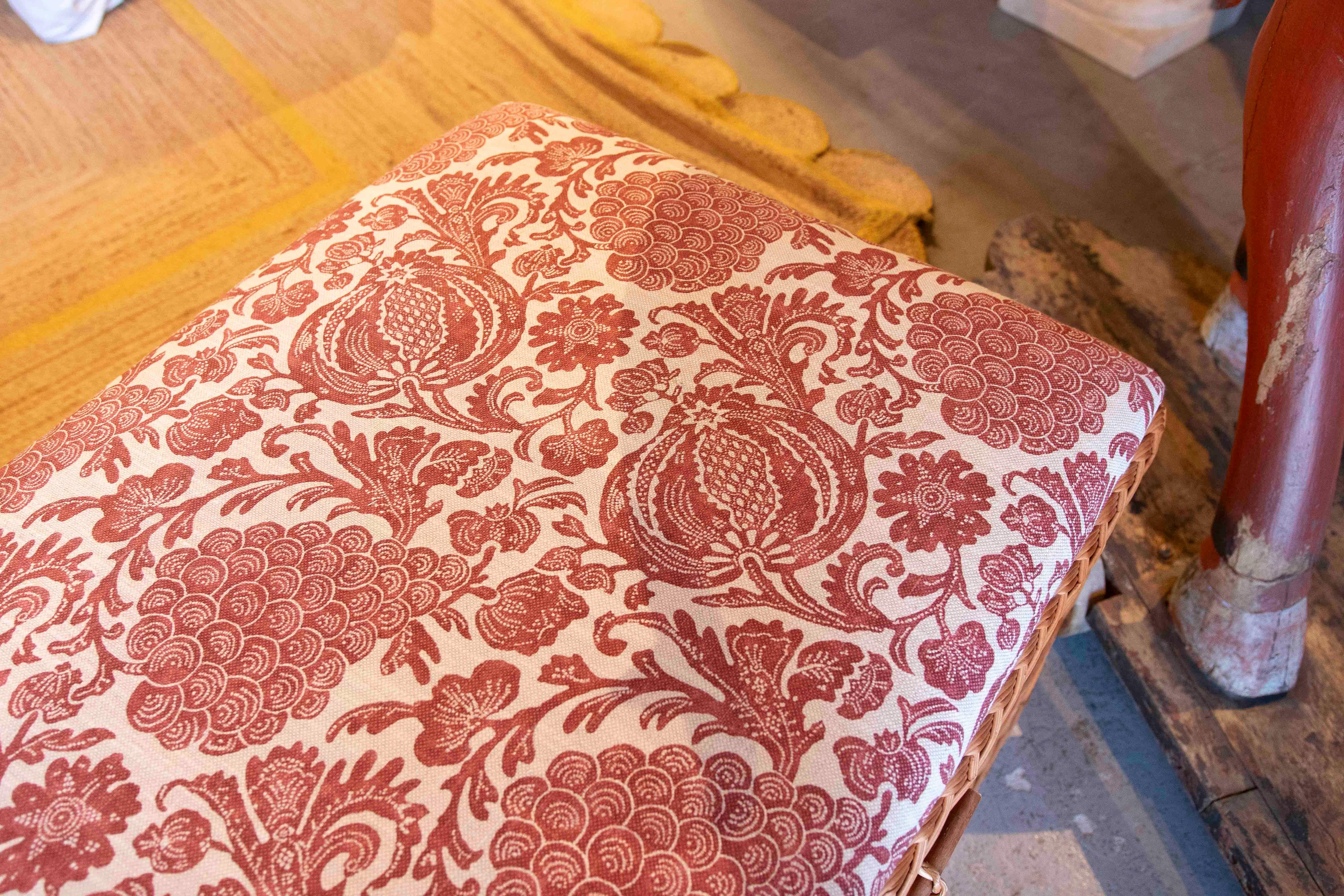 Table basse en osier faite à la main avec tapisserie florale dans les tons rougeâtre en vente 3