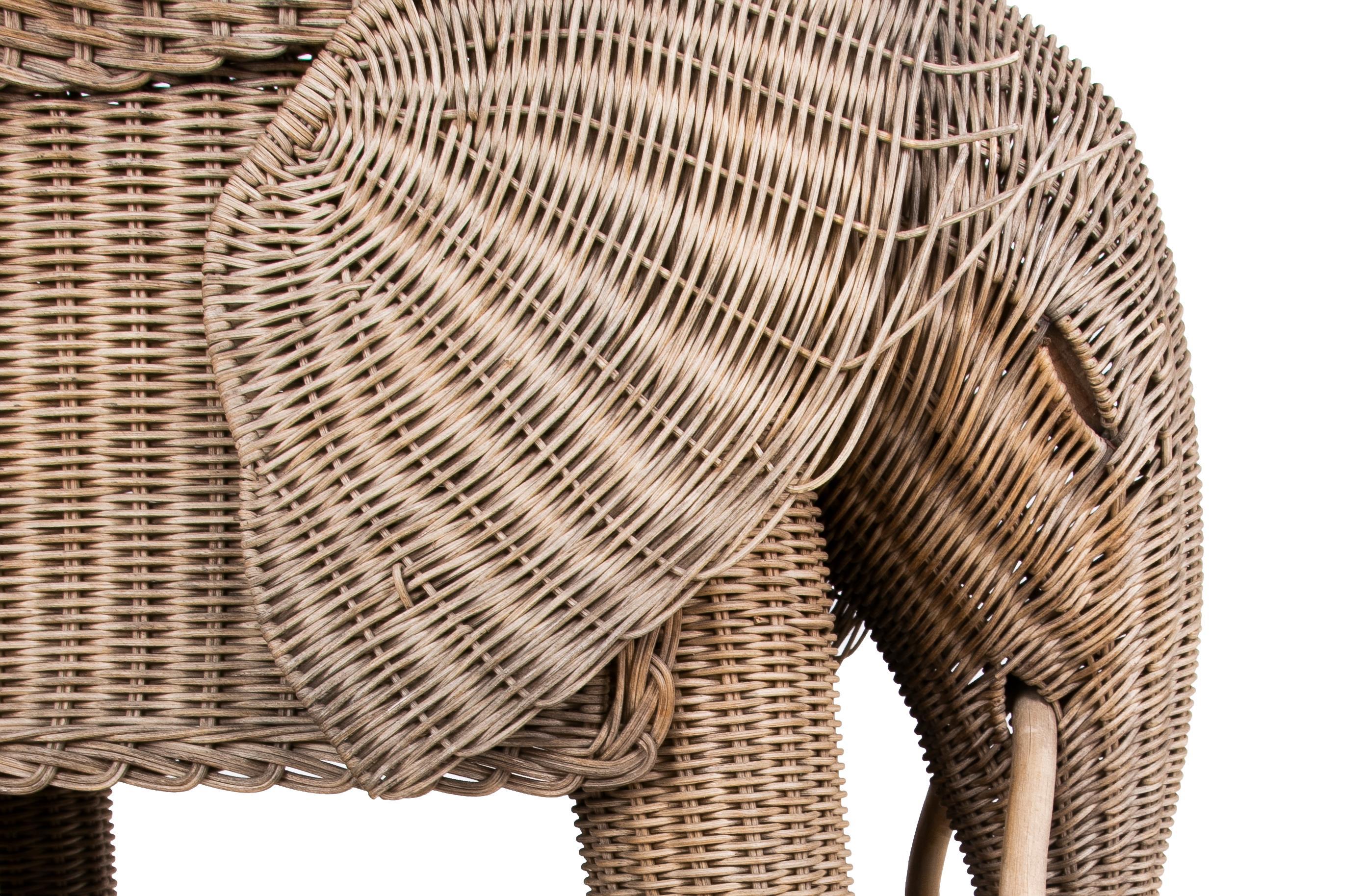 Table d'appoint éléphant en osier faite à la main en vente 5