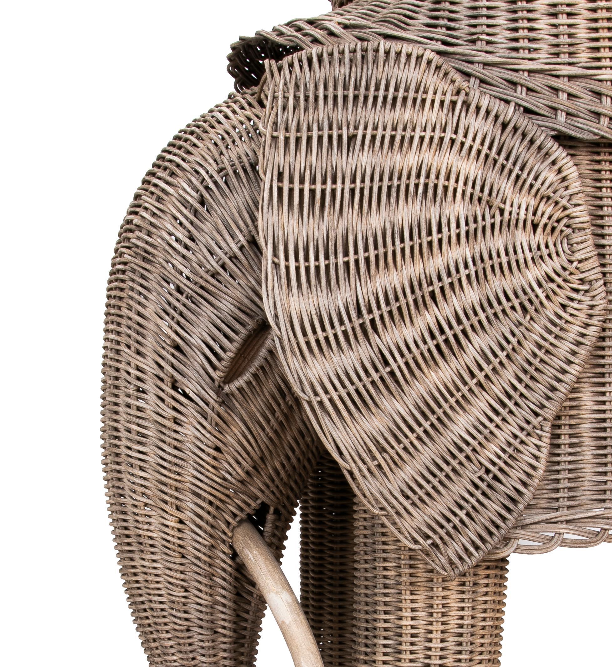 Table d'appoint éléphant en osier faite à la main en vente 7