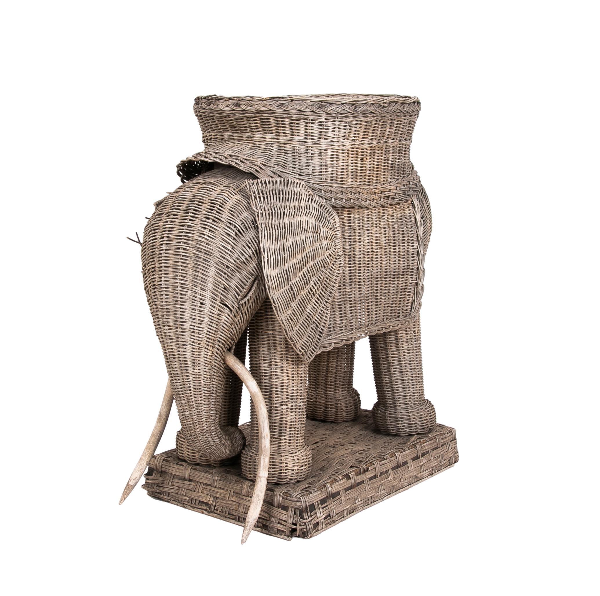 Espagnol Table d'appoint éléphant en osier faite à la main en vente