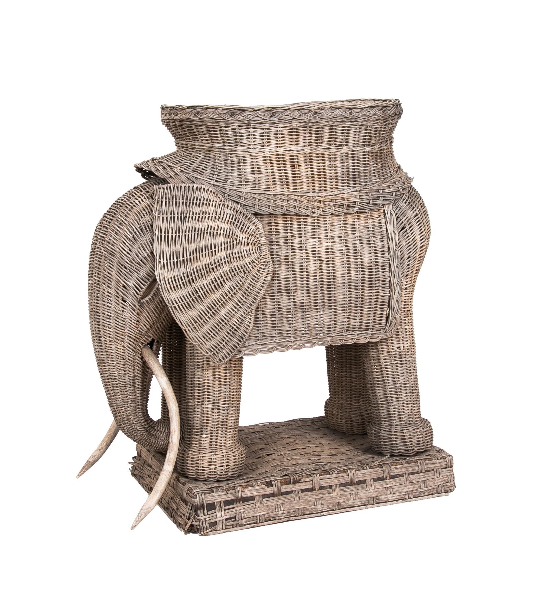 Table d'appoint éléphant en osier faite à la main Bon état - En vente à Marbella, ES
