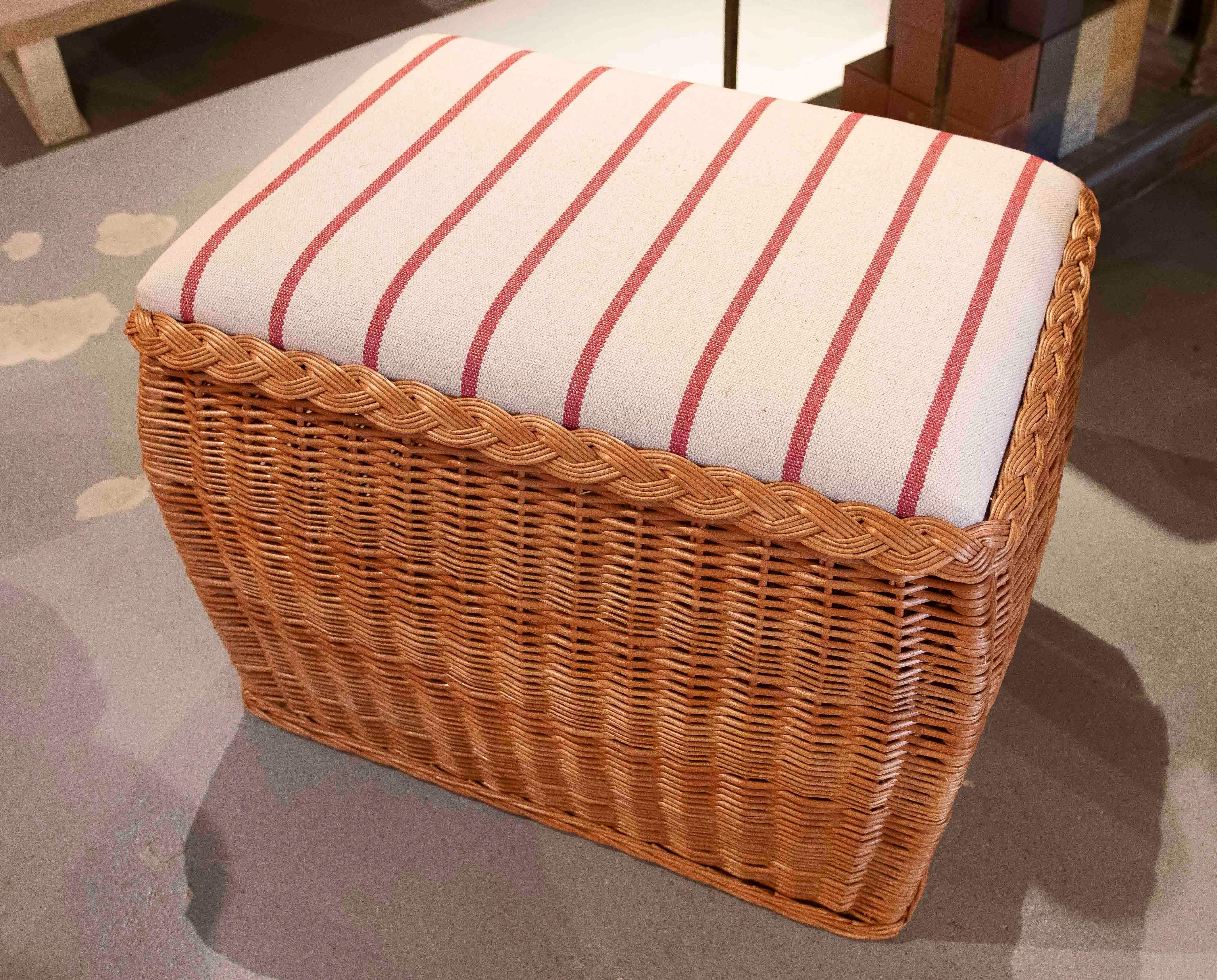 Sgabello di vimini fatto a mano con cuscino imbottito a righe in vendita 5