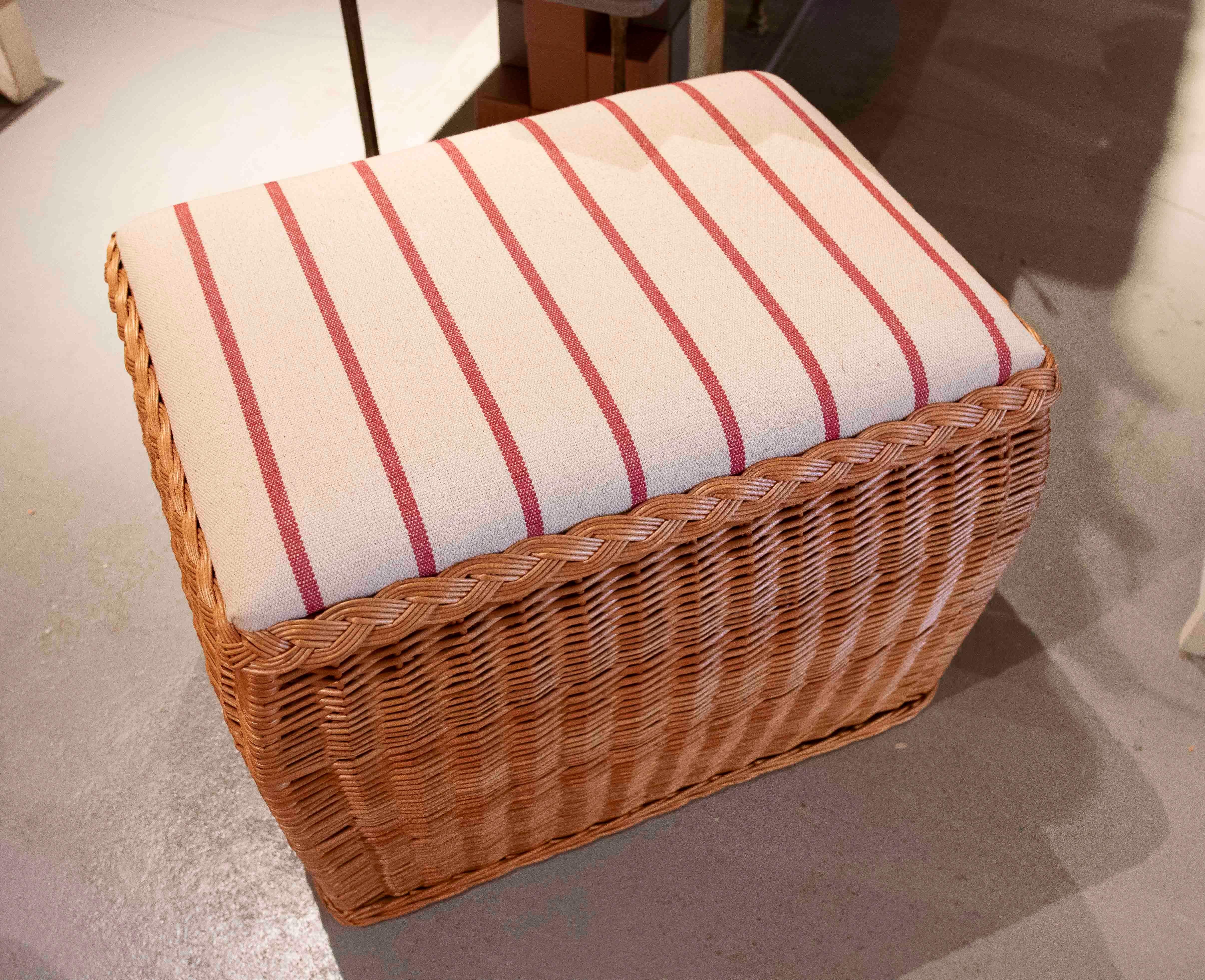 Sgabello di vimini fatto a mano con cuscino imbottito a righe in vendita 7