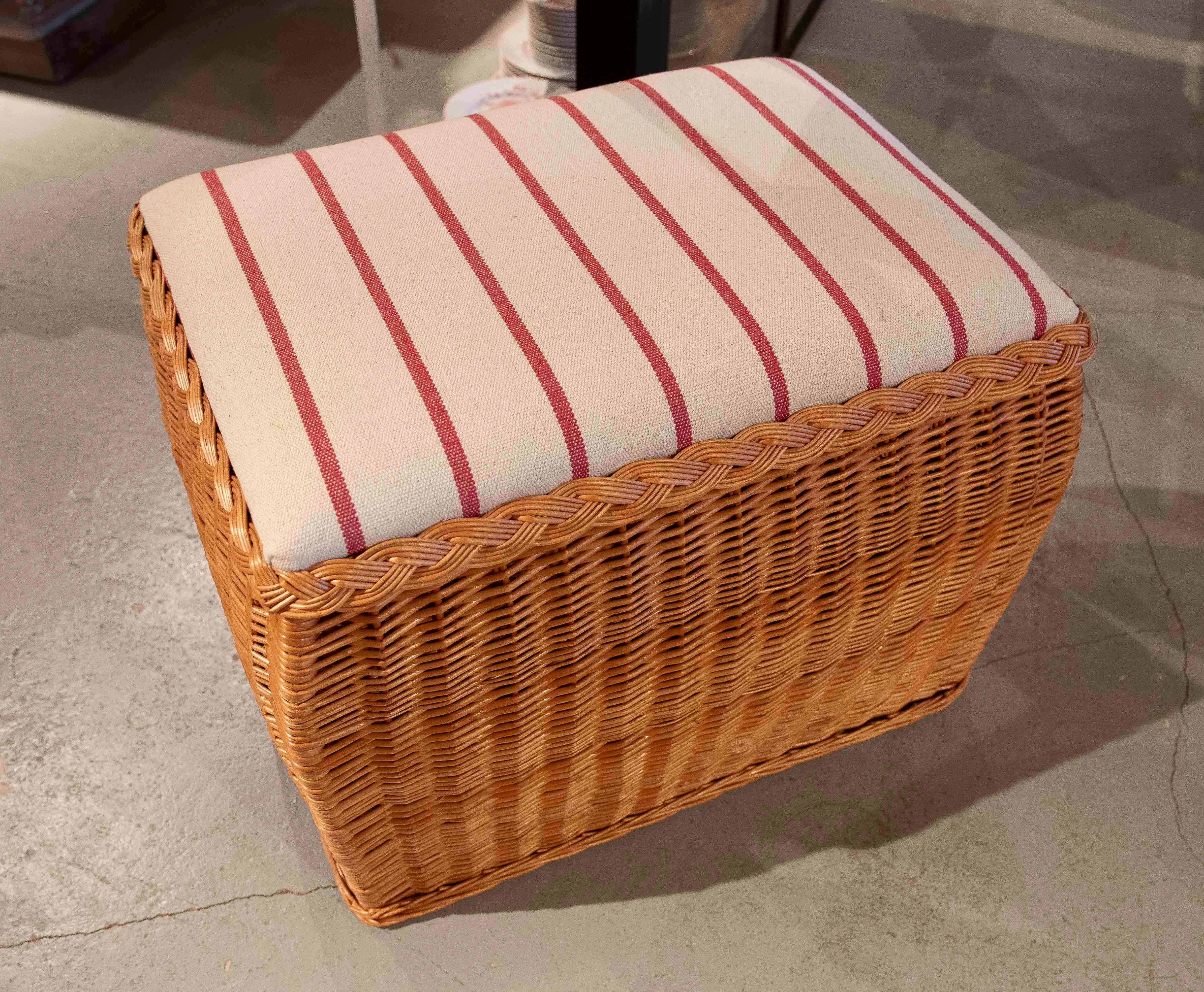 Un incantevole sgabello in vimini fatto a mano con un design artigianale intrecciato, ideale per portare calore e stile naturale in qualsiasi spazio. La sua seduta è imbottita e rivestita in tessuto di cotone a righe nei toni del neutro e del rosso,