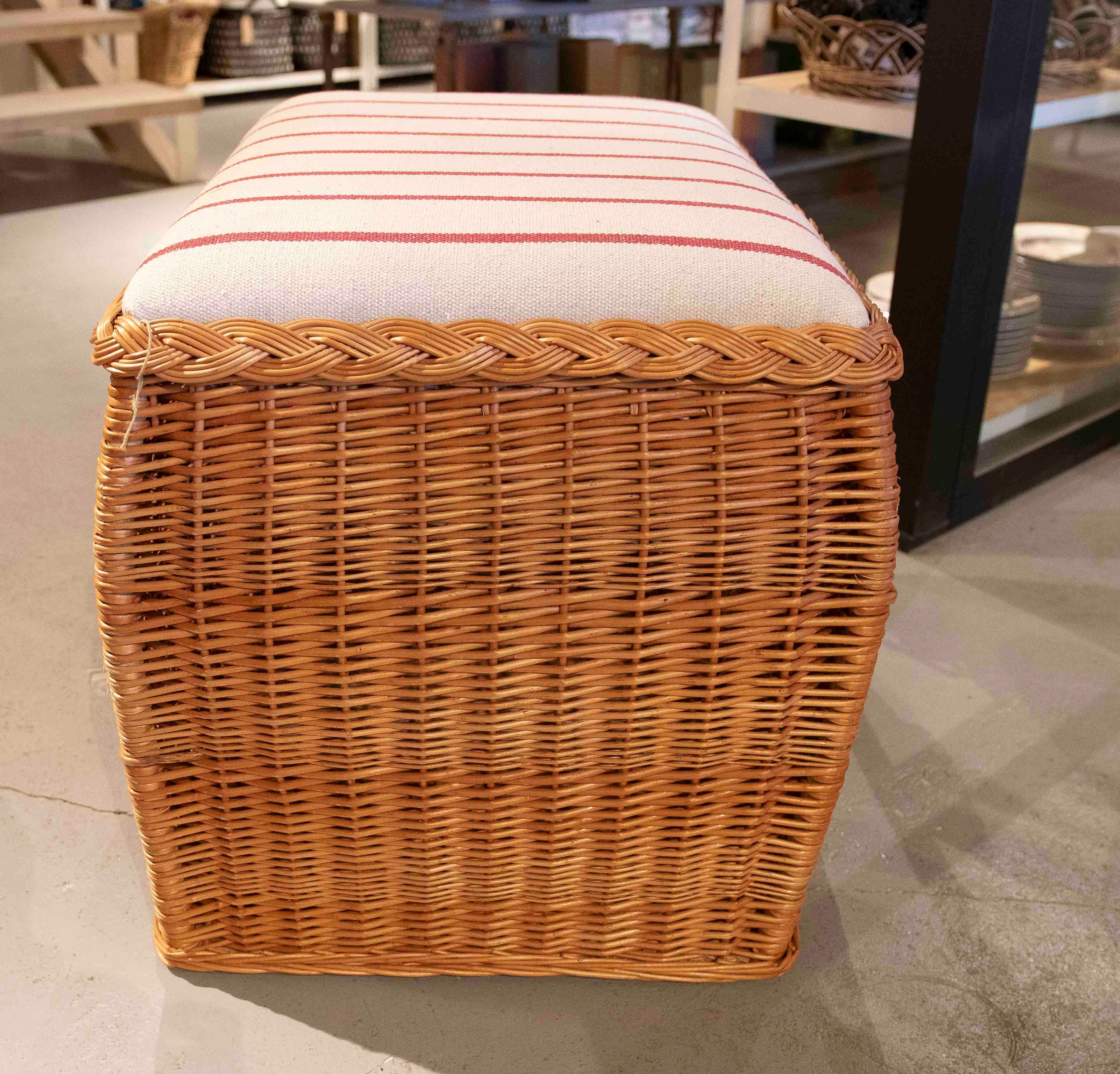 Tessuto Sgabello di vimini fatto a mano con cuscino imbottito a righe in vendita
