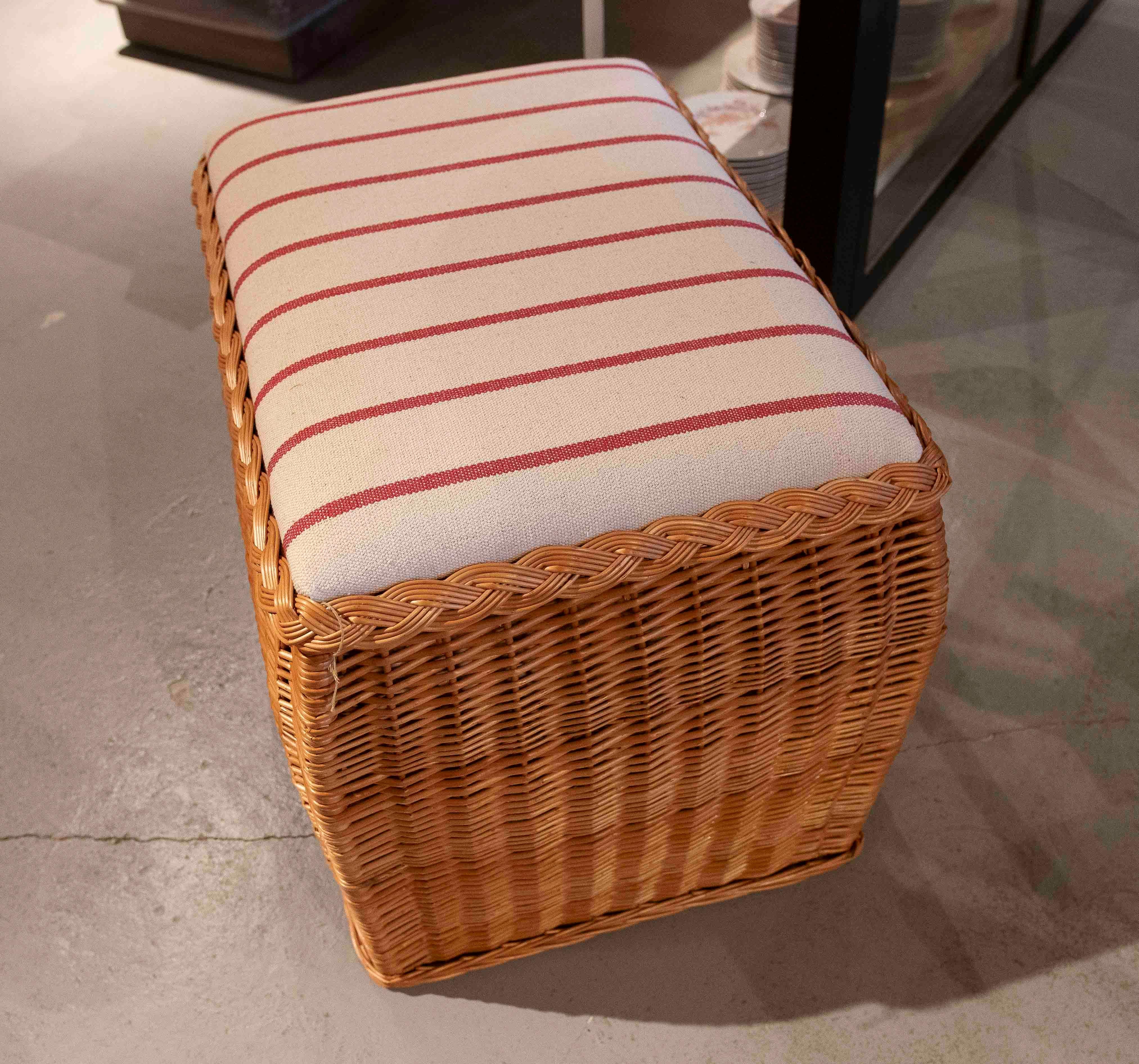 Sgabello di vimini fatto a mano con cuscino imbottito a righe in vendita 1