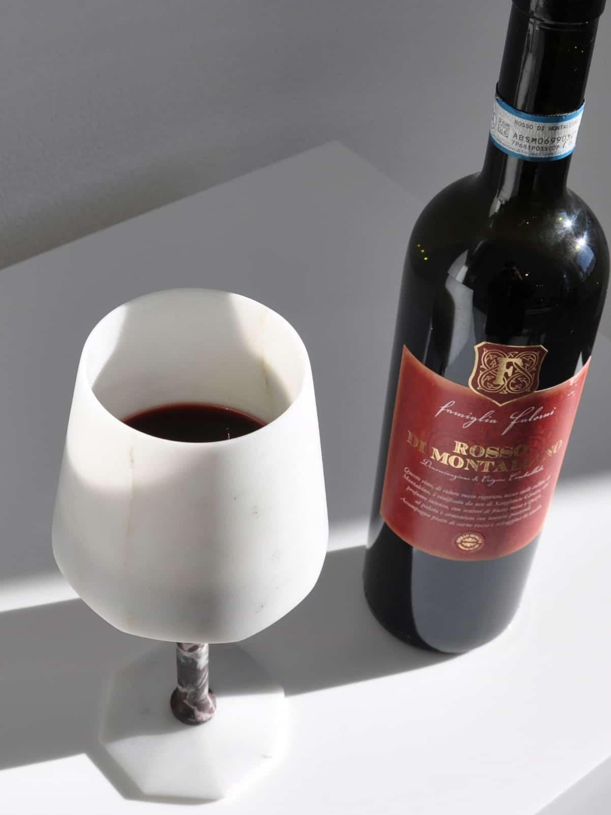 Handgefertigtes Weinglas aus satiniertem weißem Carrara- und rotem Levanto-Marmor (Italienisch) im Angebot