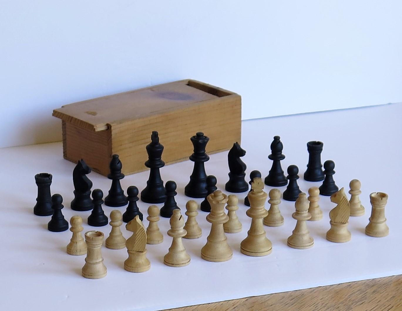 Handmade Wood Complete Chess Set Game in Pine Lidded Box, circa 1930 In Good Condition In Lincoln, Lincolnshire