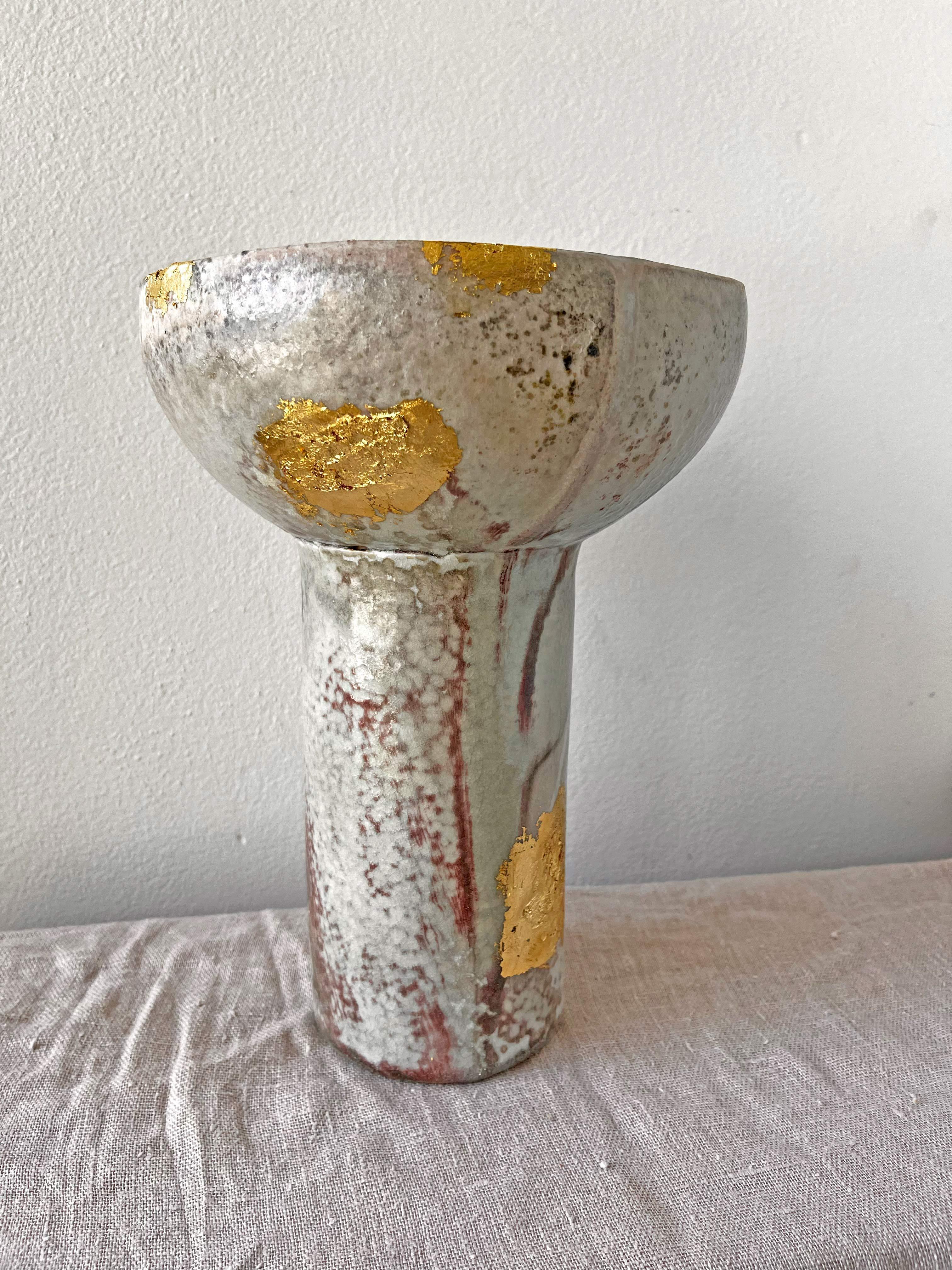 Cette pièce est une création unique, fabriquée à la main à partir de plaques de porcelaine à Brooklyn, puis cuite dans un four traditionnel japonais à bois Noborigama à Cold Spring, NY. Le processus de cuisson nécessite un allumage permanent pendant