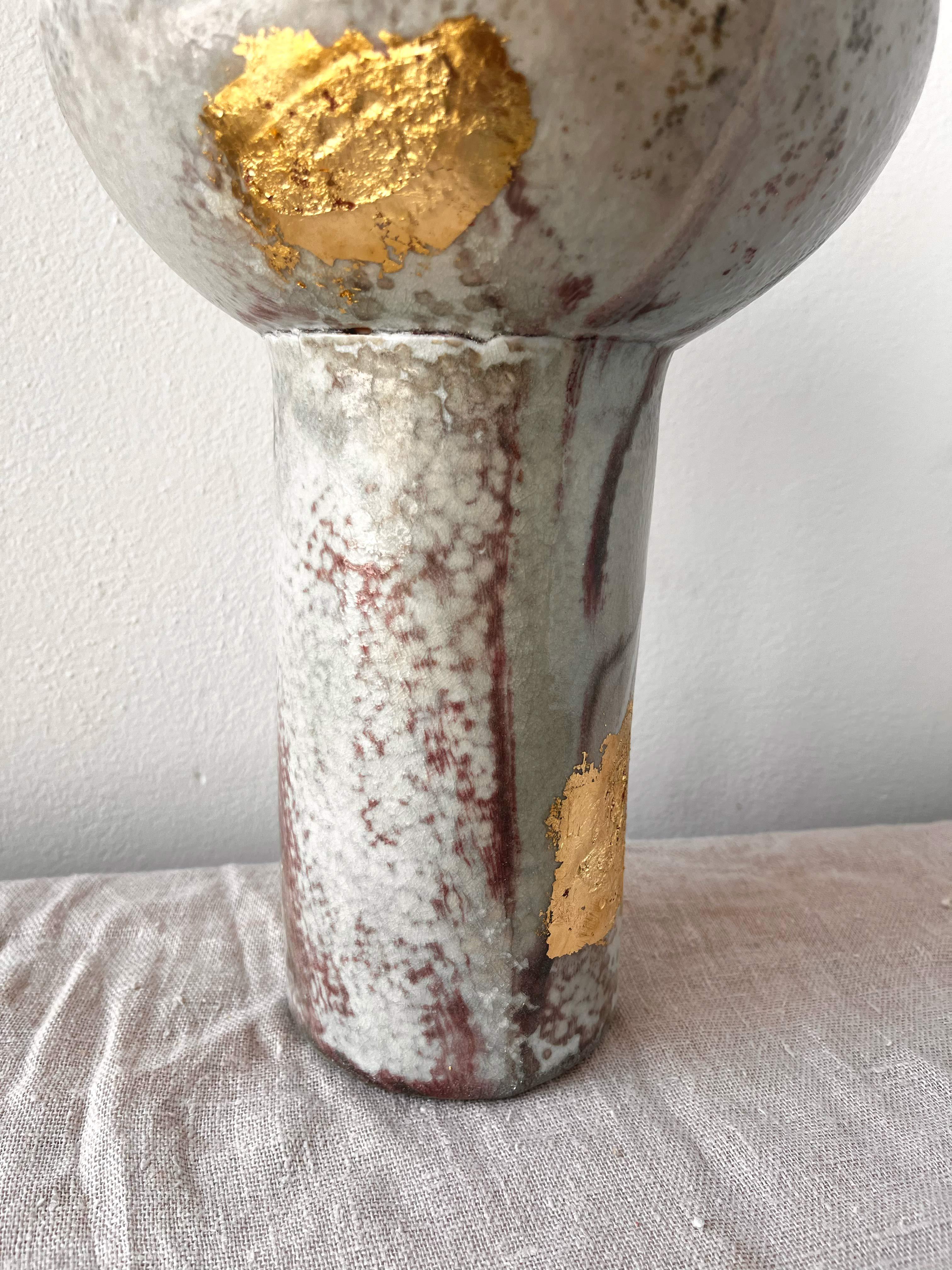 Américain Bol à piédestal décoratif en porcelaine cuite au feu de bois, fait à la main, avec feuille d'or en vente