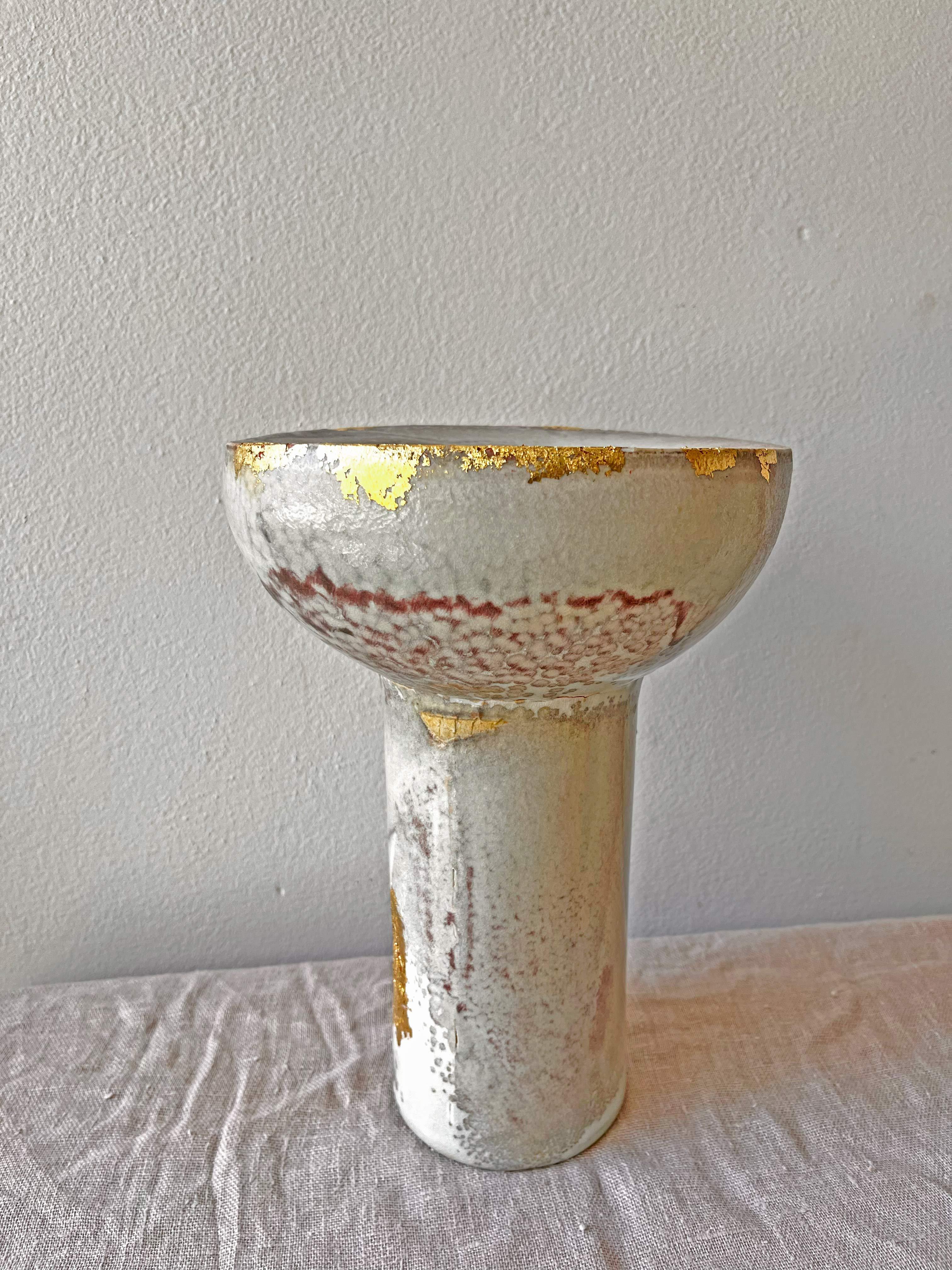 Vernissé Bol à piédestal décoratif en porcelaine cuite au feu de bois, fait à la main, avec feuille d'or en vente