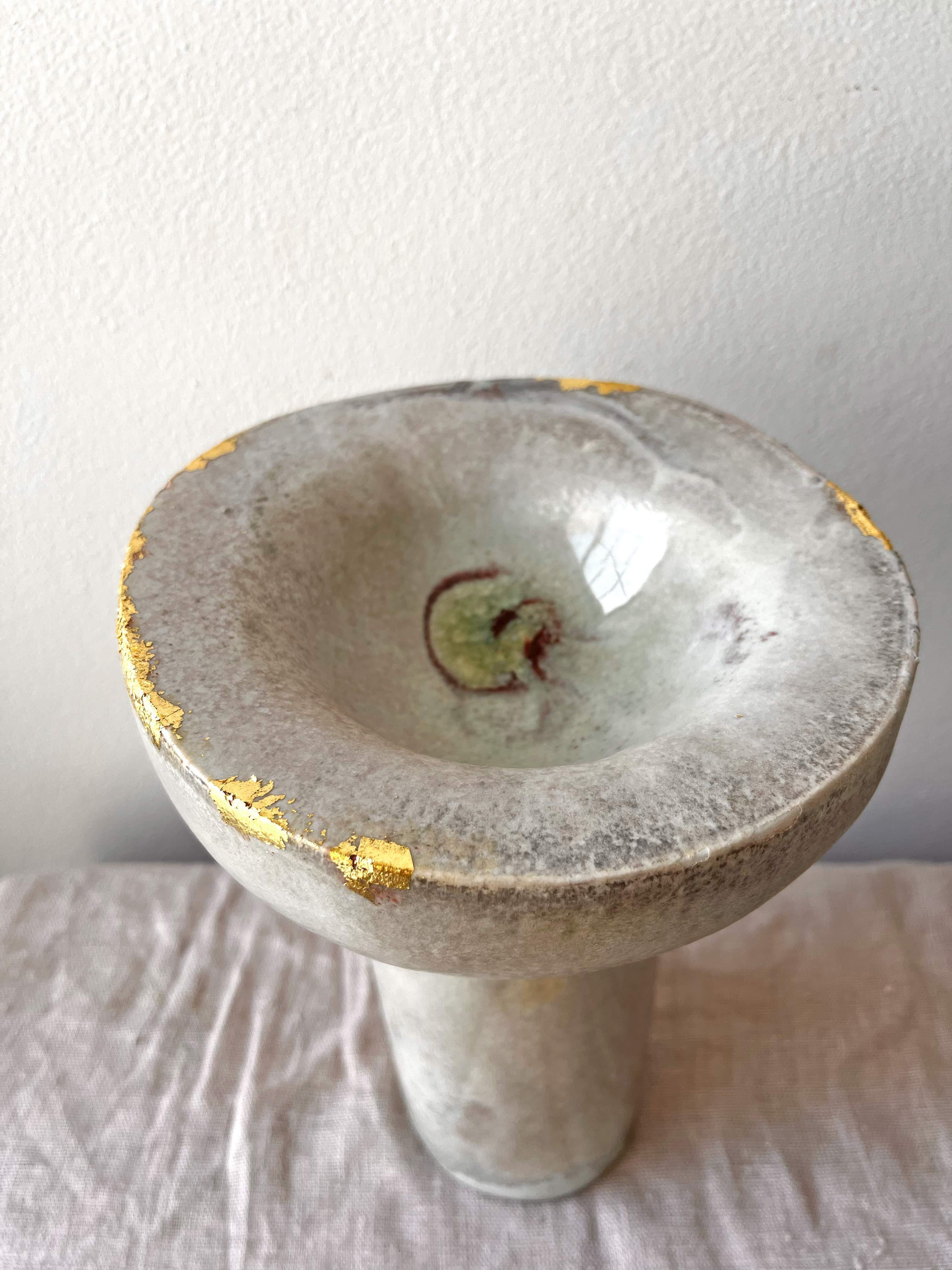 Bol à piédestal décoratif en porcelaine cuite au feu de bois, fait à la main, avec feuille d'or Neuf - En vente à Brooklyn, NY
